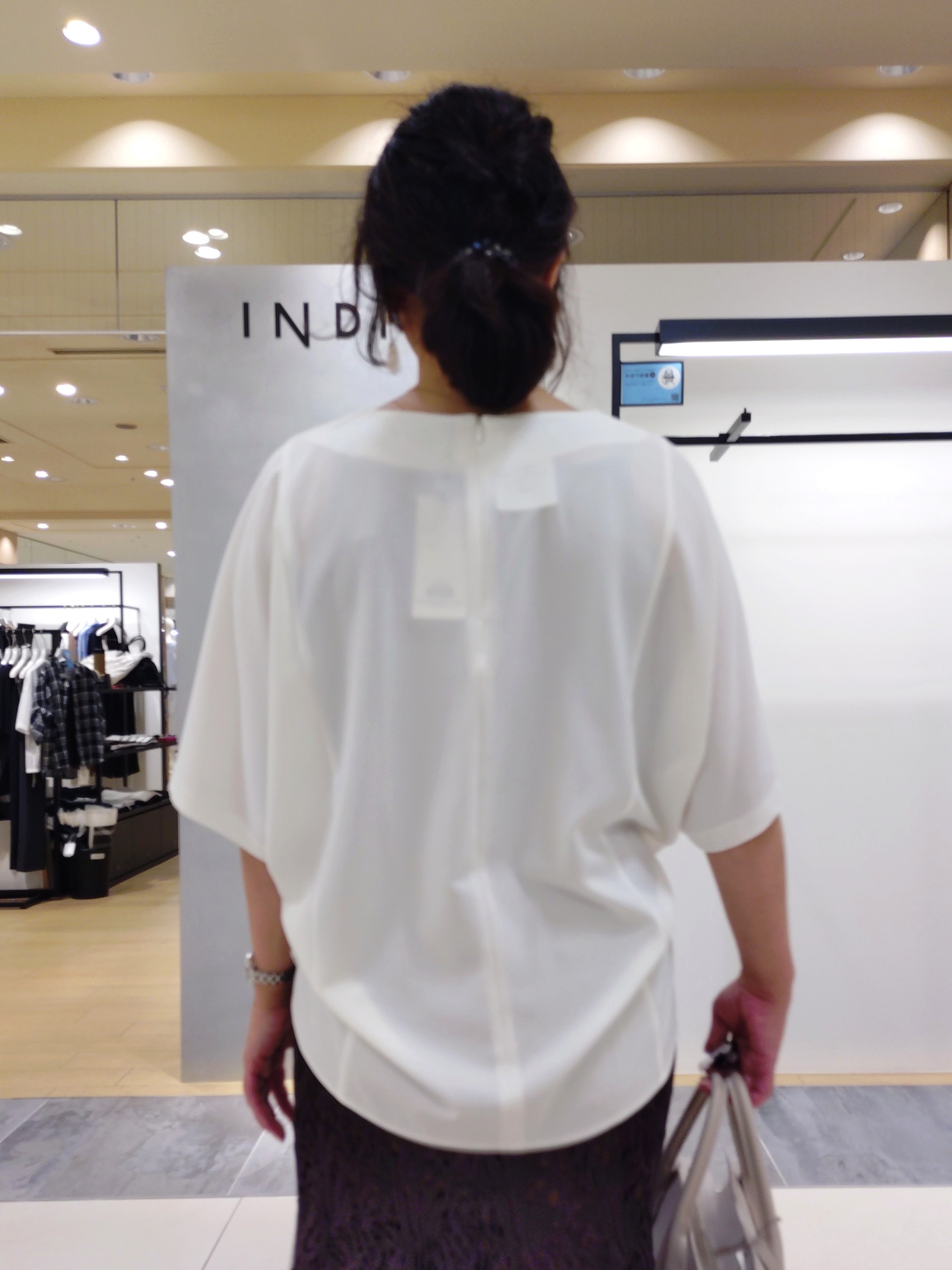 TOMOMIさんの「INDIVI｜【体型＆二の腕カバー/着る日傘】ドルマントップス」を使ったコーディネート