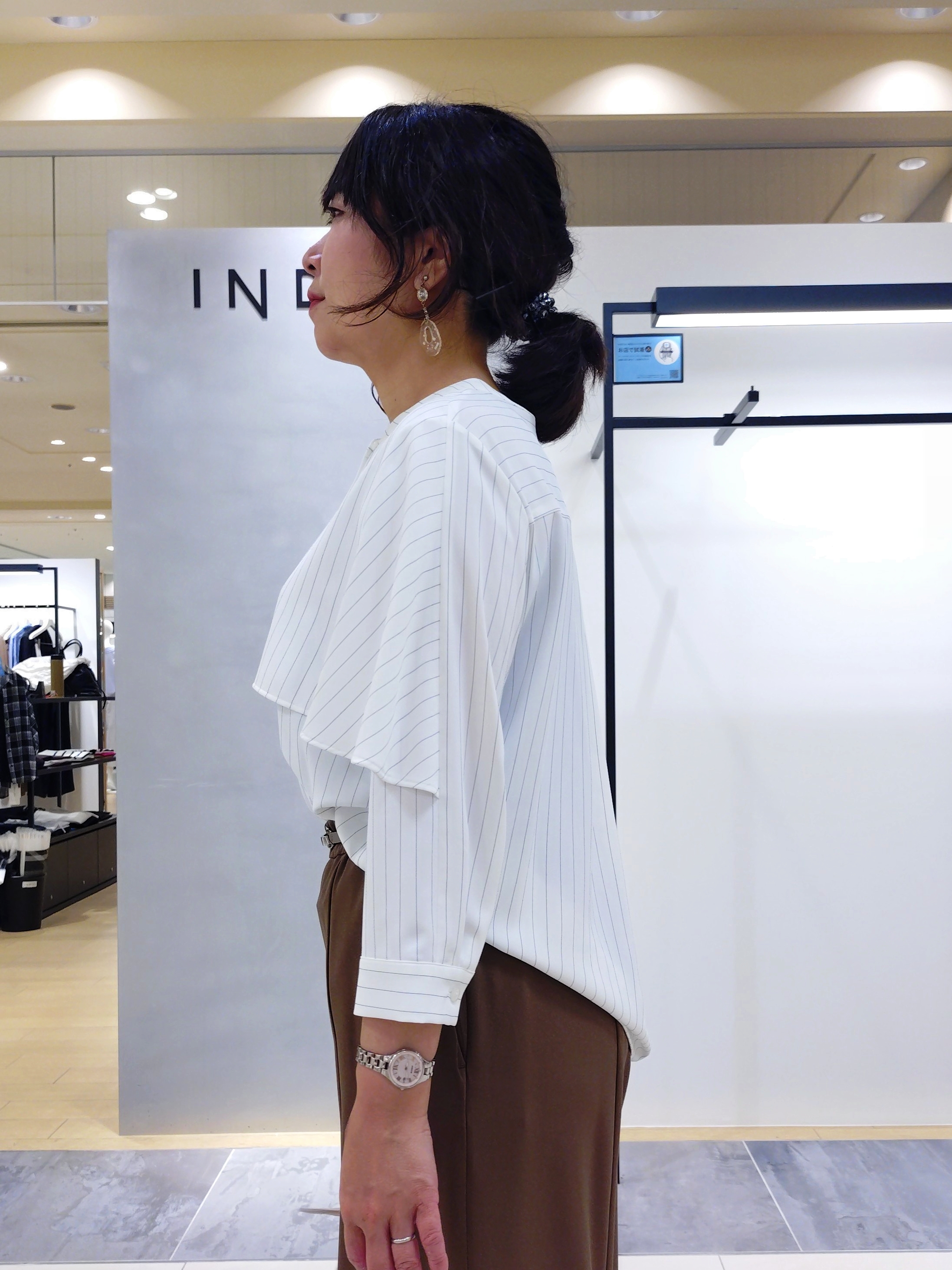 TOMOMIさんの「INDIVI｜【接触冷感/UVケア/夏羽織り/着る日傘】ケープ風ブラウス」を使ったコーディネート