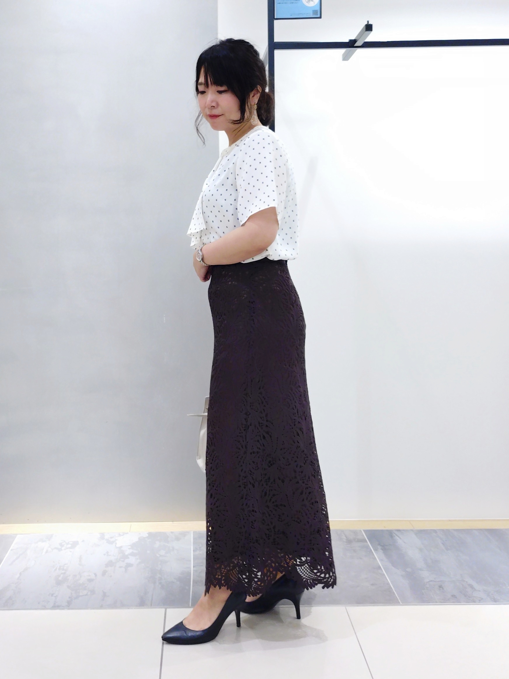 TOMOMIさんの「INDIVI｜【洗える／スーツインナー／UVケア】ボウタイ風 幾何学柄ブラウス」を使ったコーディネート
