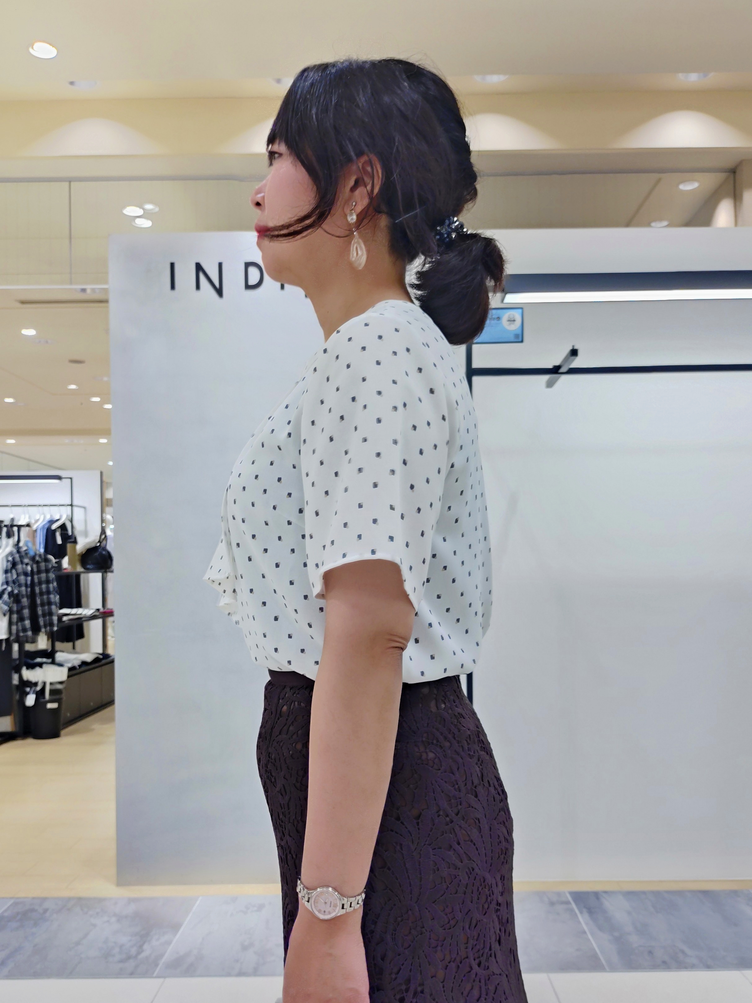 TOMOMIさんの「INDIVI｜【洗える／スーツインナー／UVケア】ボウタイ風 幾何学柄ブラウス」を使ったコーディネート