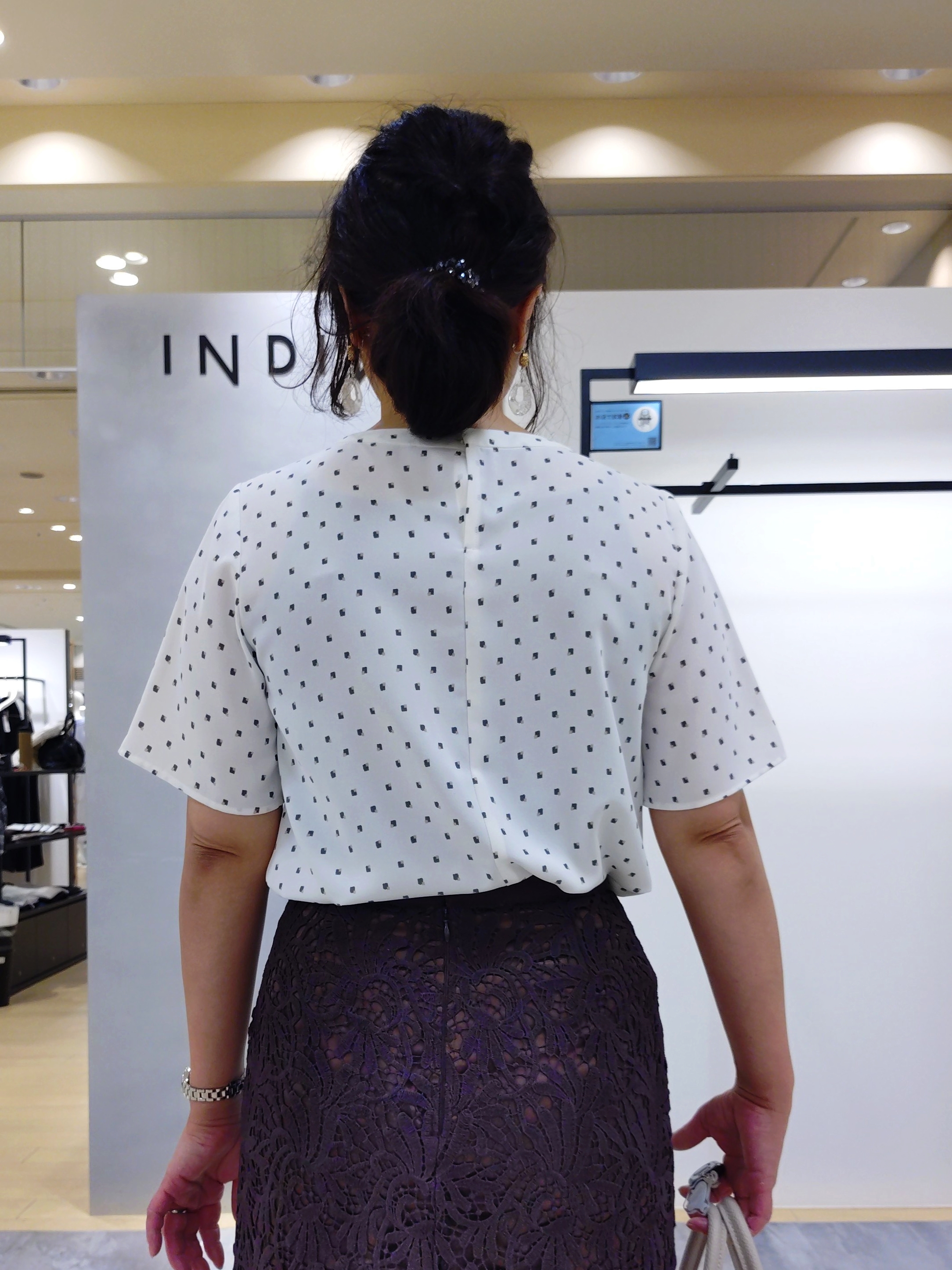 TOMOMIさんの「INDIVI｜【洗える／スーツインナー／UVケア】ボウタイ風 幾何学柄ブラウス」を使ったコーディネート