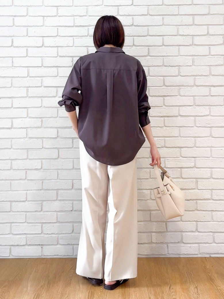 𝐜𝐡𝐢𝐤𝐚さんの「SHOO･LA･RUE｜【通気性〇/S-LL/洗濯機可】羽織にも使いやすい きちんとベーシックシャツ」を使ったコーディネート