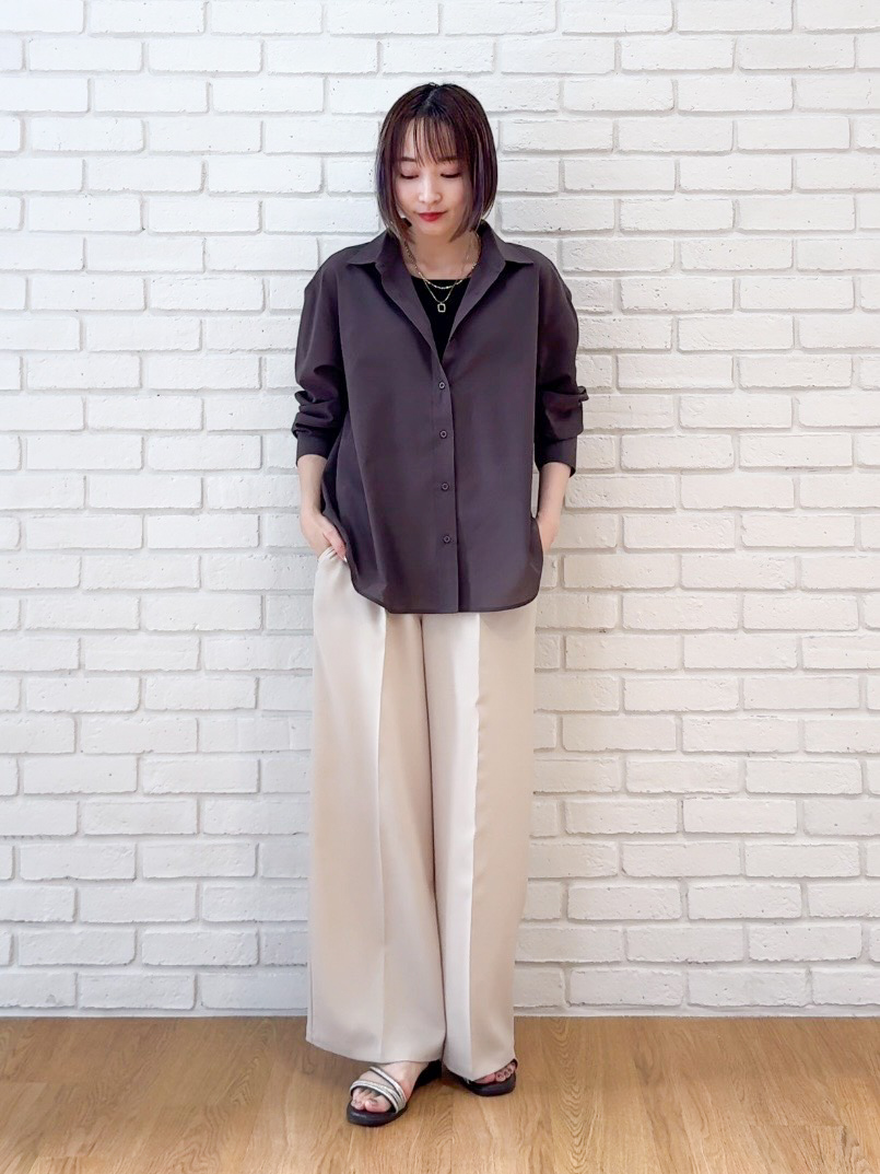 𝐜𝐡𝐢𝐤𝐚さんの「SHOO･LA･RUE｜【通気性〇/S-LL/洗濯機可】羽織にも使いやすい きちんとベーシックシャツ」を使ったコーディネート