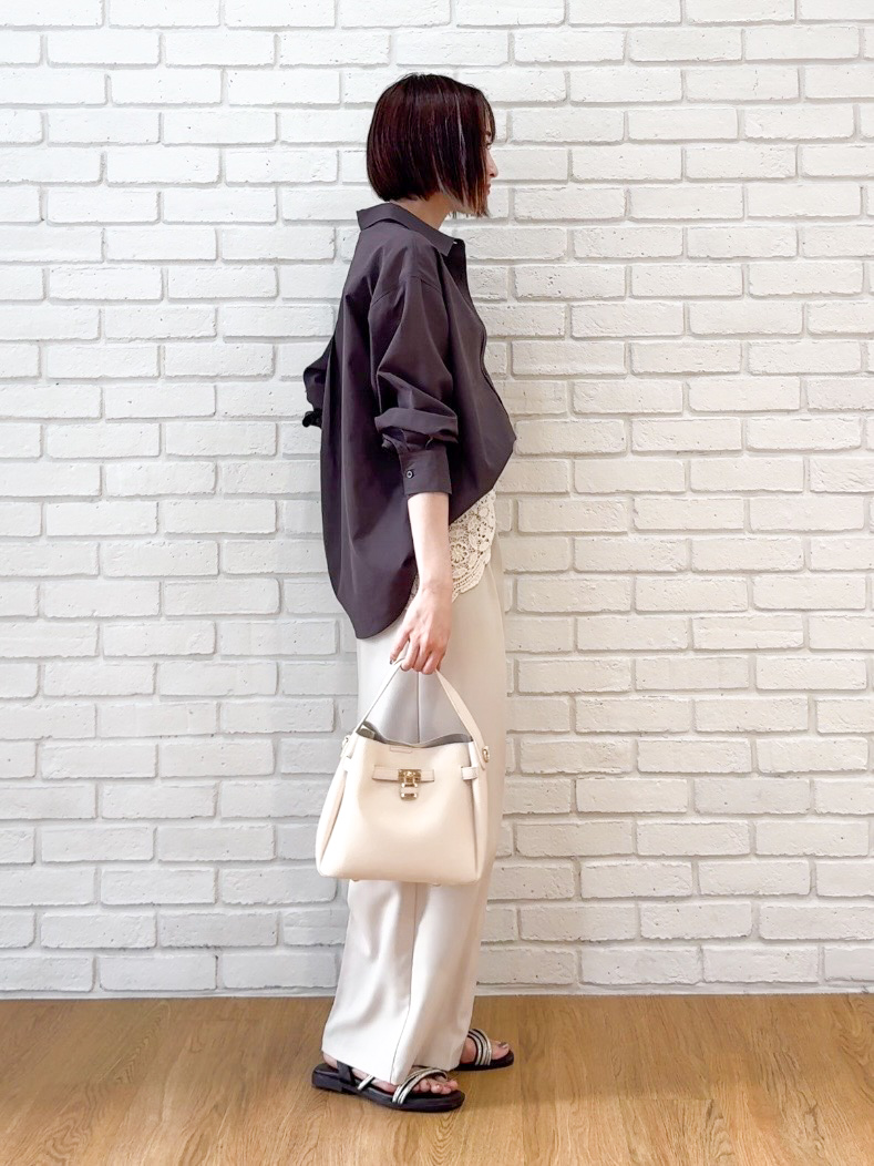 𝐜𝐡𝐢𝐤𝐚さんの「SHOO･LA･RUE｜【通気性〇/S-LL/洗濯機可】羽織にも使いやすい きちんとベーシックシャツ」を使ったコーディネート