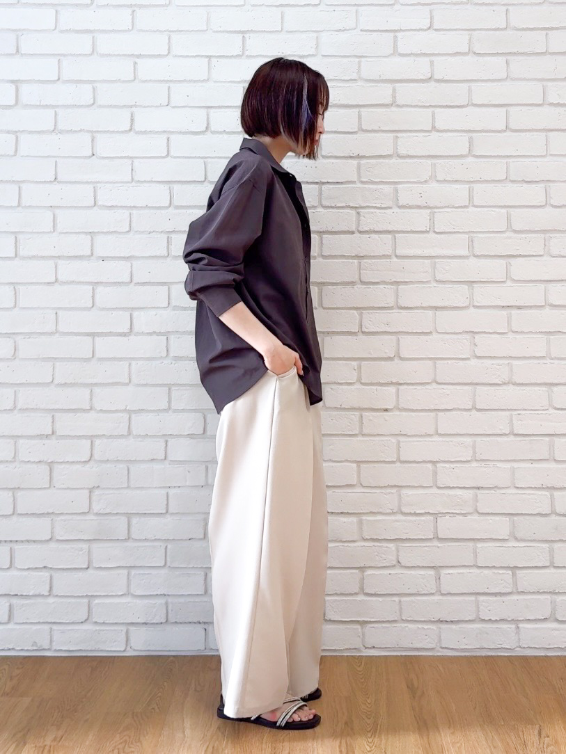 𝐜𝐡𝐢𝐤𝐚さんの「SHOO･LA･RUE｜【通気性〇/S-LL/洗濯機可】羽織にも使いやすい きちんとベーシックシャツ」を使ったコーディネート