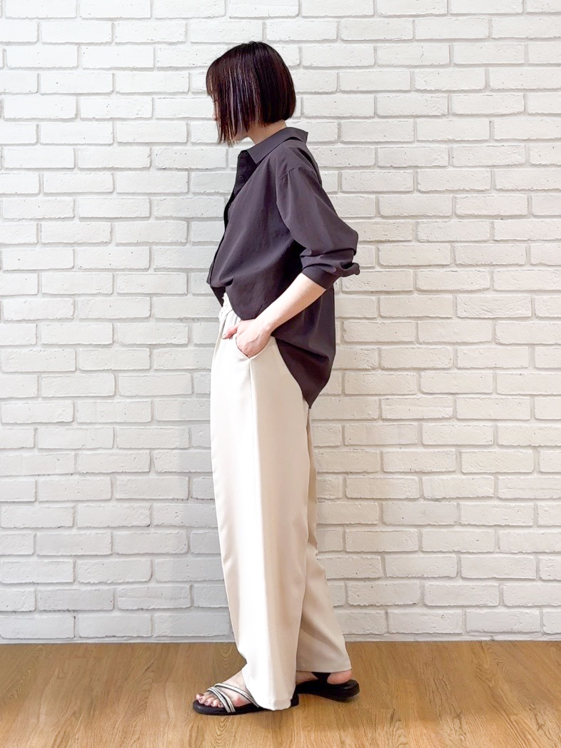 𝐜𝐡𝐢𝐤𝐚さんの「SHOO･LA･RUE｜【通気性〇/S-LL/洗濯機可】羽織にも使いやすい きちんとベーシックシャツ」を使ったコーディネート