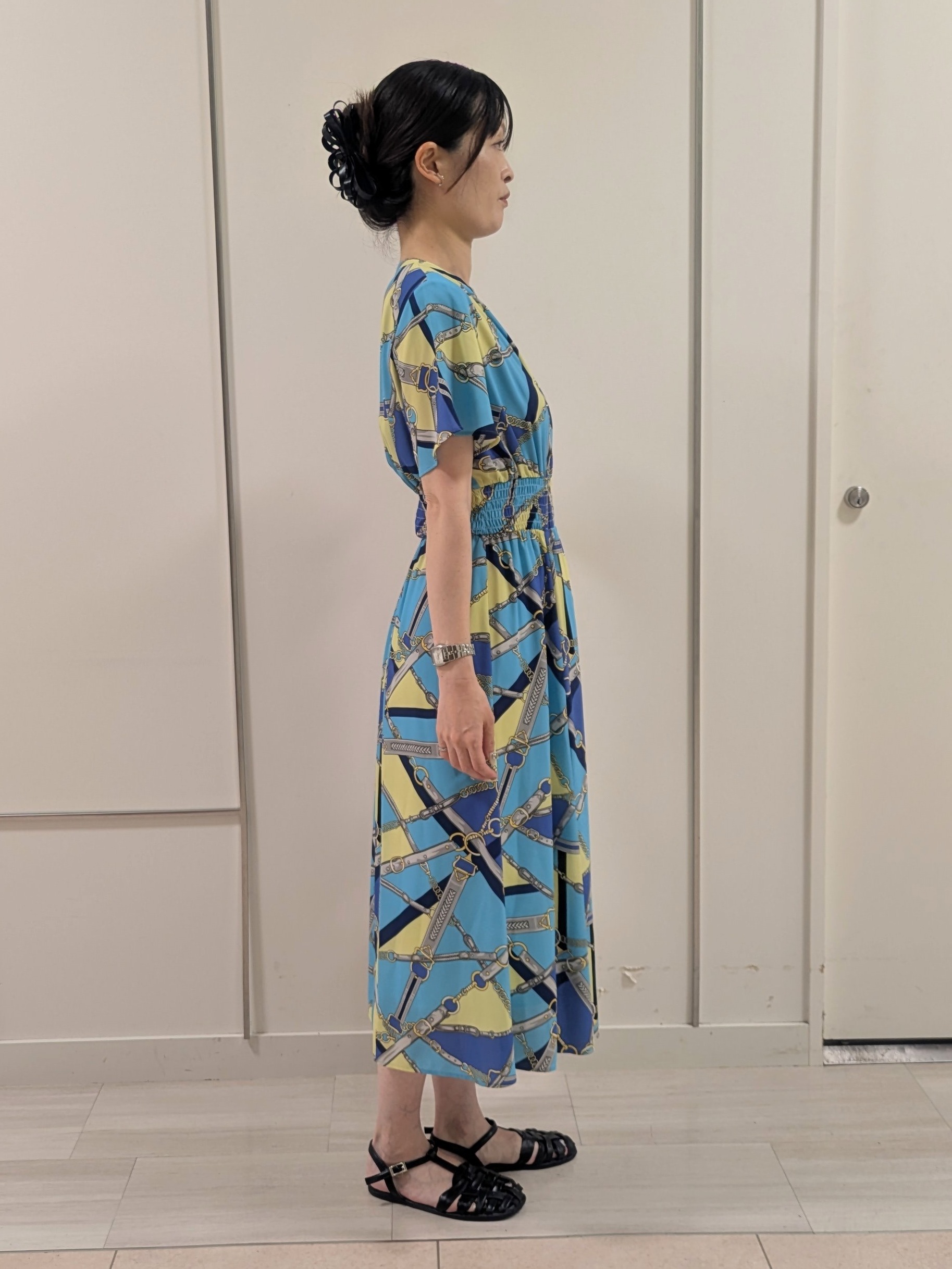mikiさんの「COUP DE CHANCE｜【手洗い可】スカーフ柄ワンピース」を使ったコーディネート
