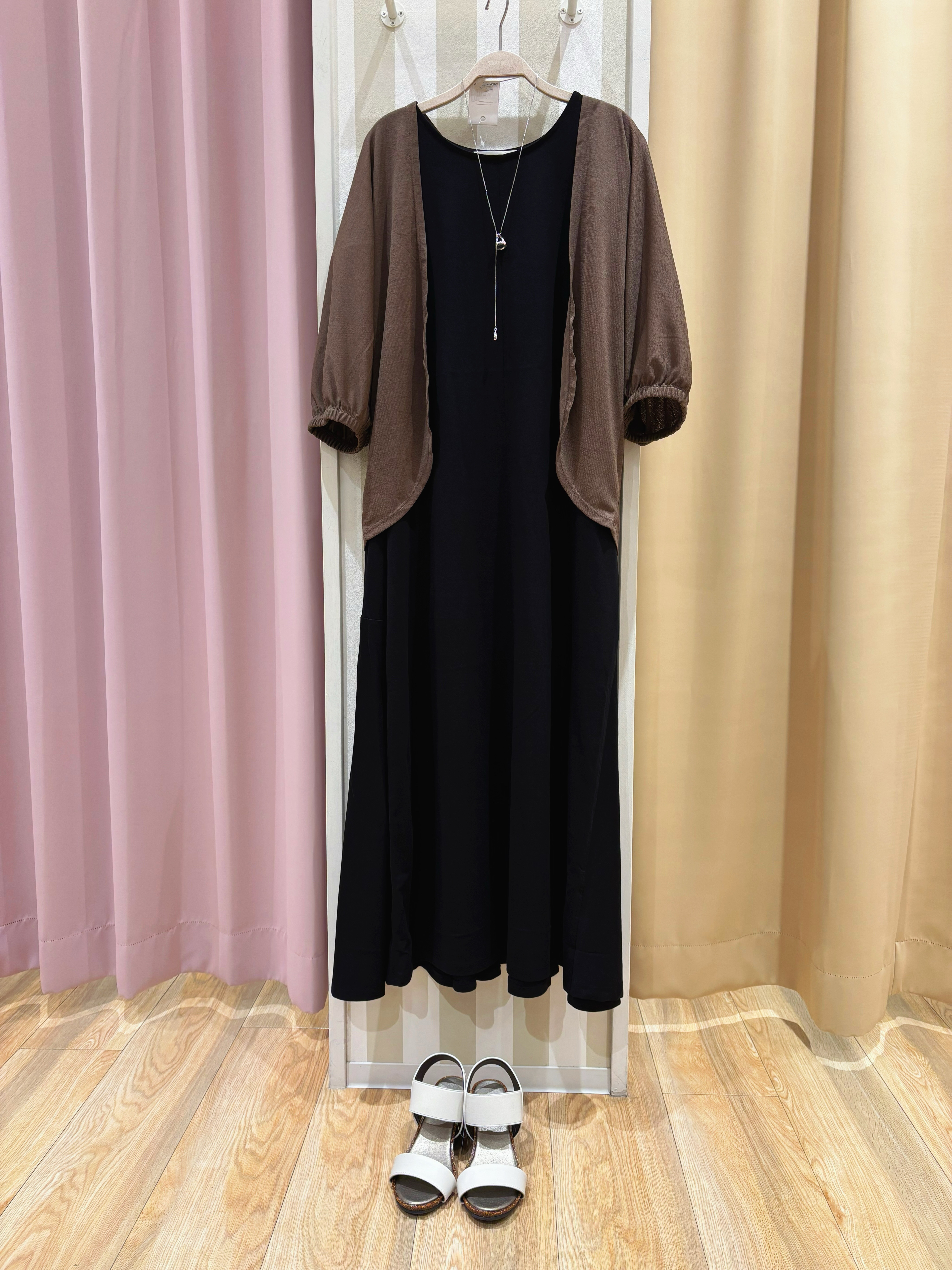 ayan oh!さんの「SHOO･LA･RUE｜【洗濯機可/選べる6色】程よいシアー感が涼し気 ゆったりワッシャードルマンブラウス」を使ったコーディネート