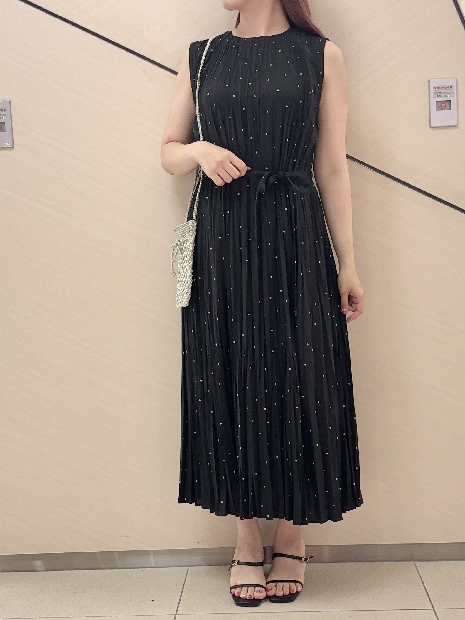 Rinaさんの「DRESSTERIOR｜【ウォッシャブル/2WAYシルエット】ノースリーブプリーツワンピース」を使ったコーディネート