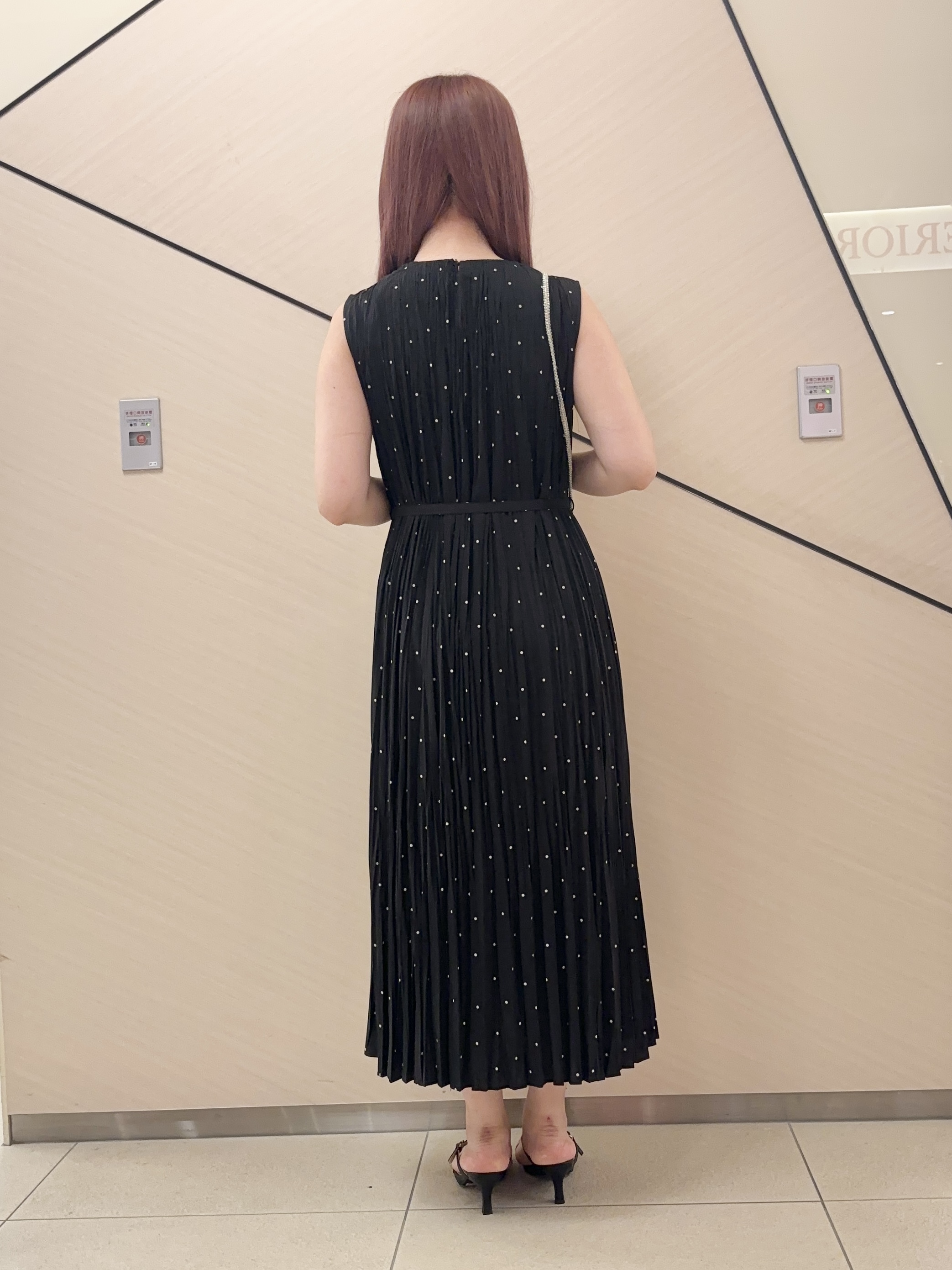 Rinaさんの「DRESSTERIOR｜【ウォッシャブル/2WAYシルエット】ノースリーブプリーツワンピース」を使ったコーディネート