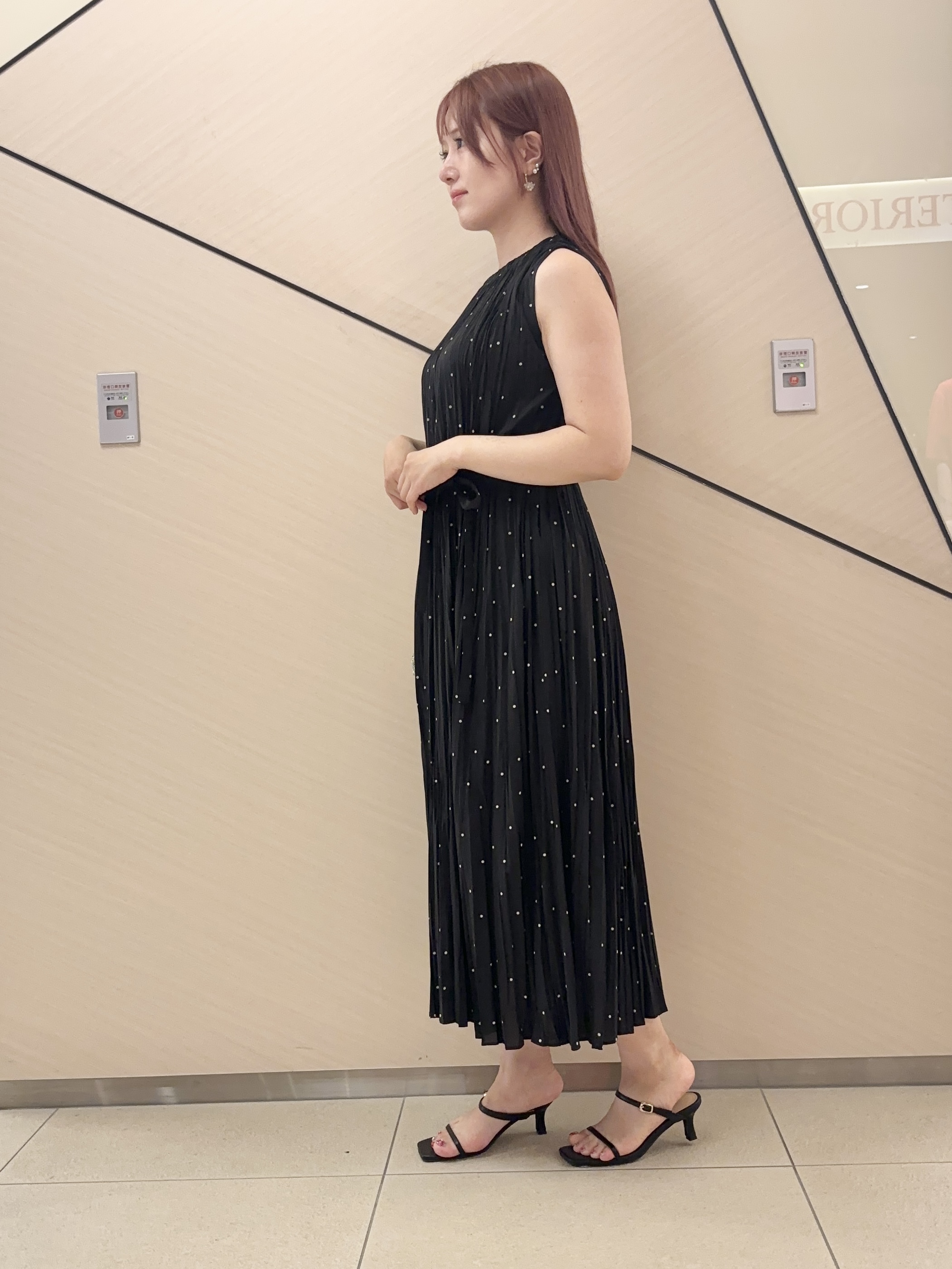Rinaさんの「DRESSTERIOR｜【ウォッシャブル/2WAYシルエット】ノースリーブプリーツワンピース」を使ったコーディネート