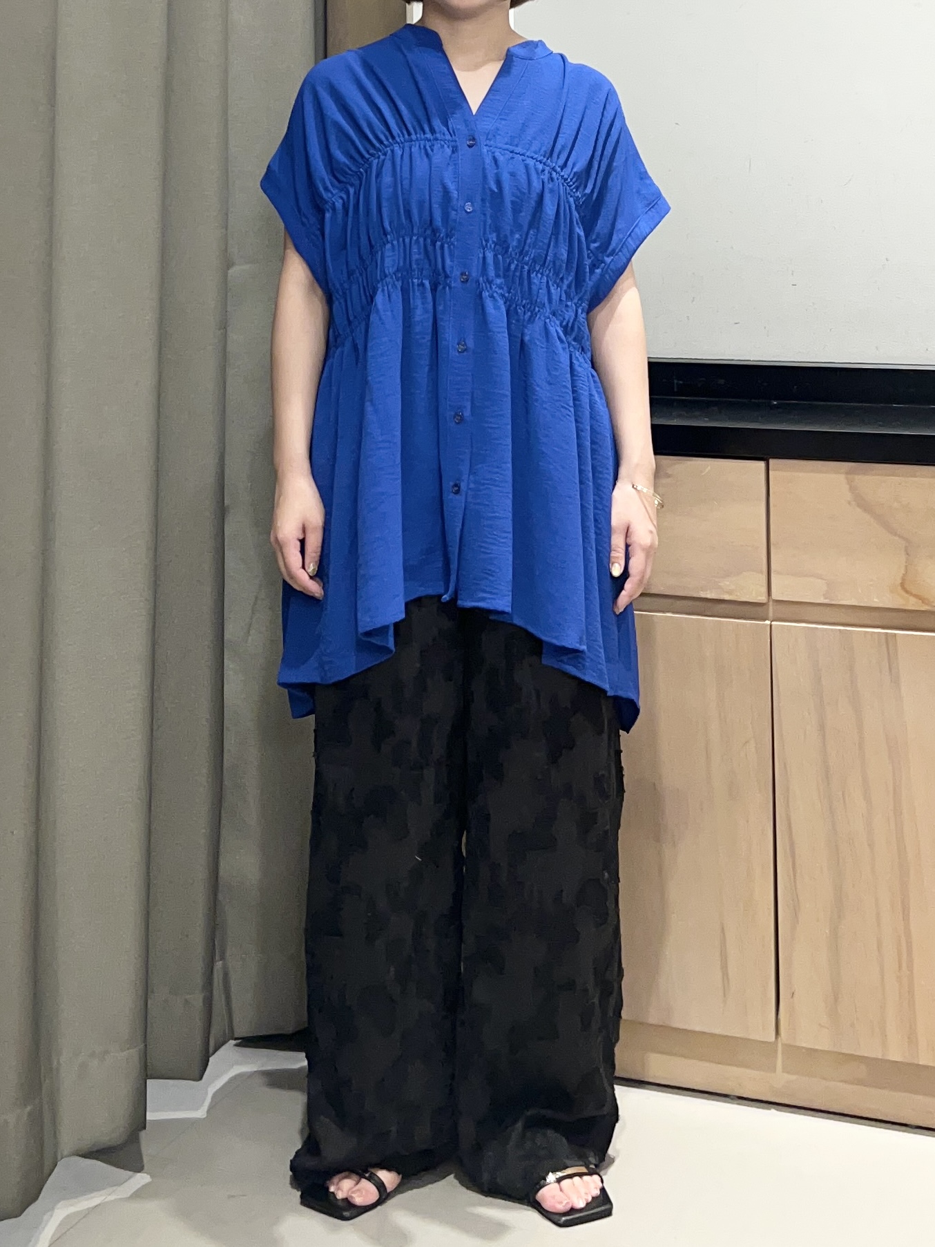 かのさんの「THE SHOP TK｜【体型カバー/防しわ/UV】さらさらシャーリングブラウス」を使ったコーディネート