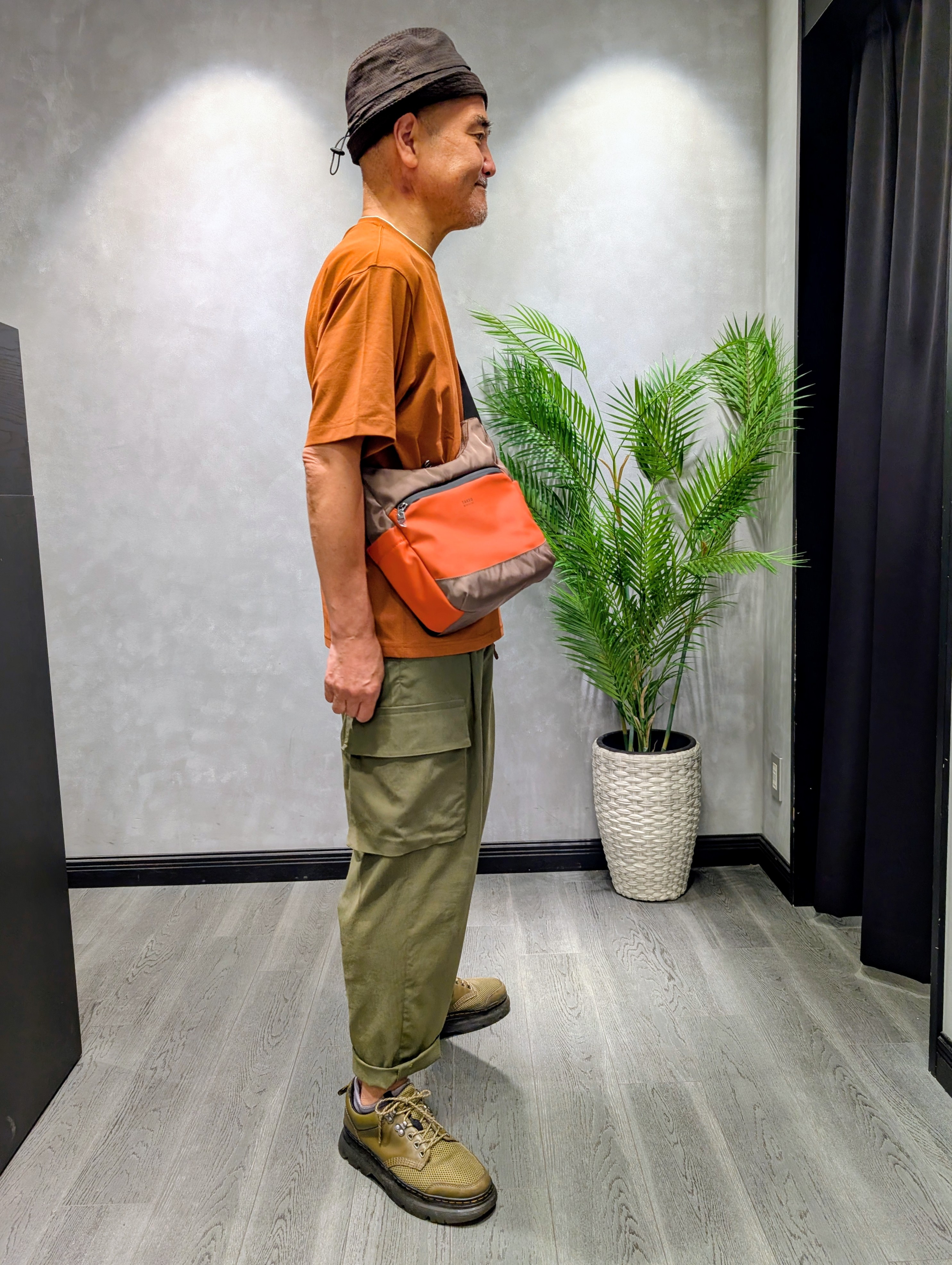 三谷義勝さんの「TAKEO KIKUCHI｜【汗染み軽減/接触冷感】フェイクレイヤード ワンポイント刺繍Ｔシャツ」を使ったコーディネート