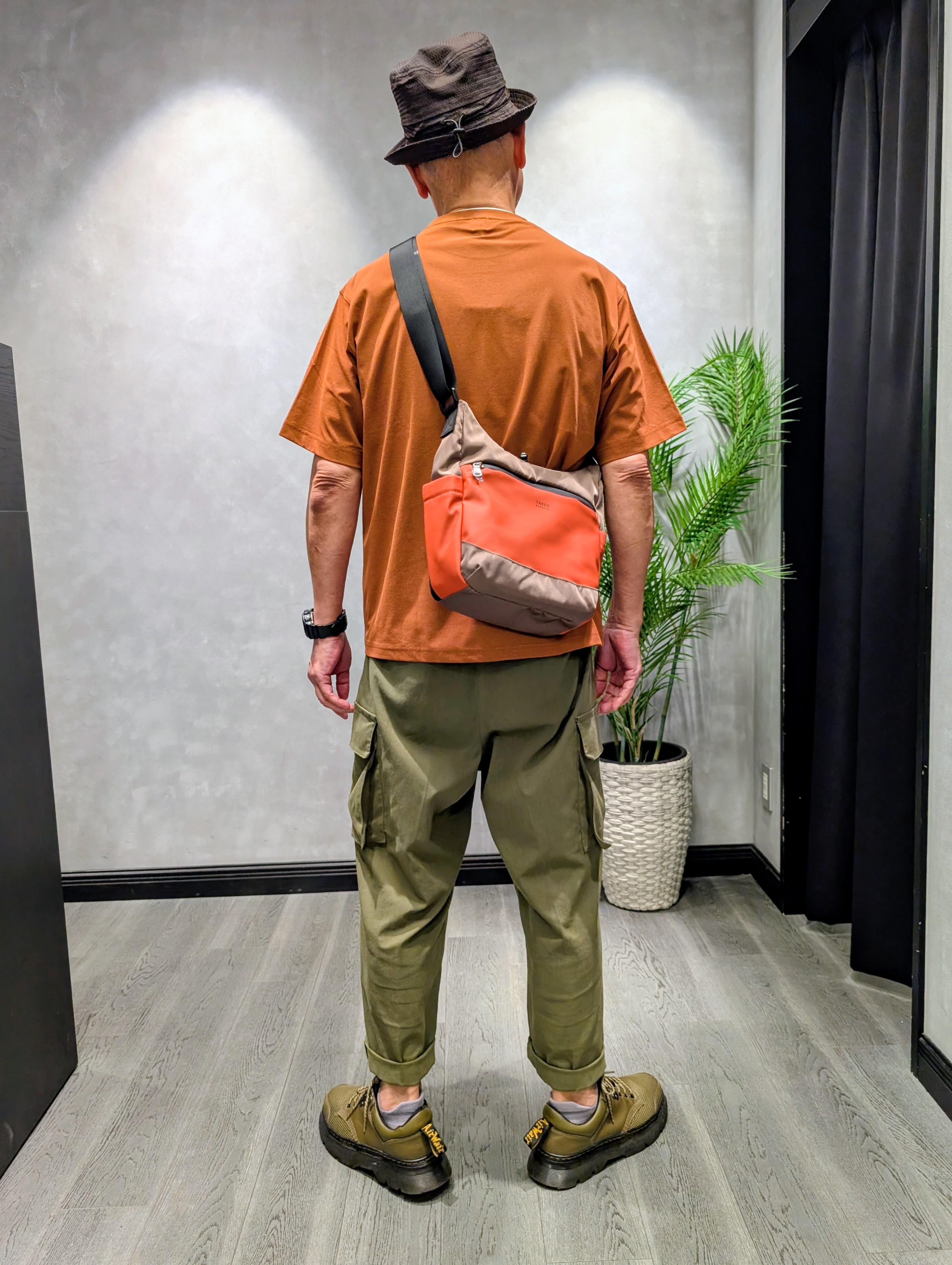 三谷義勝さんの「TAKEO KIKUCHI｜【汗染み軽減/接触冷感】フェイクレイヤード ワンポイント刺繍Ｔシャツ」を使ったコーディネート