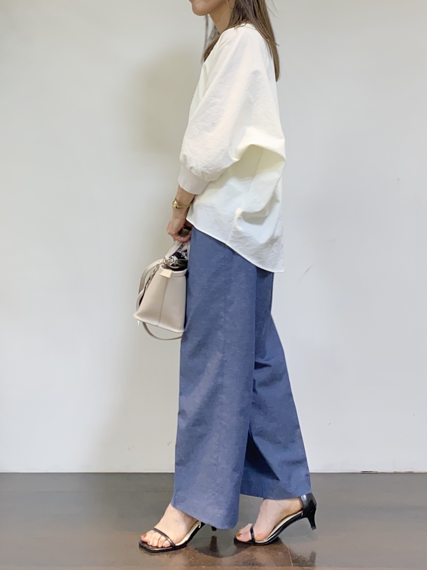 tomoさんの「UNTITLED｜【吸水速乾/UVカット】ドルマンスリーブブラウス」を使ったコーディネート