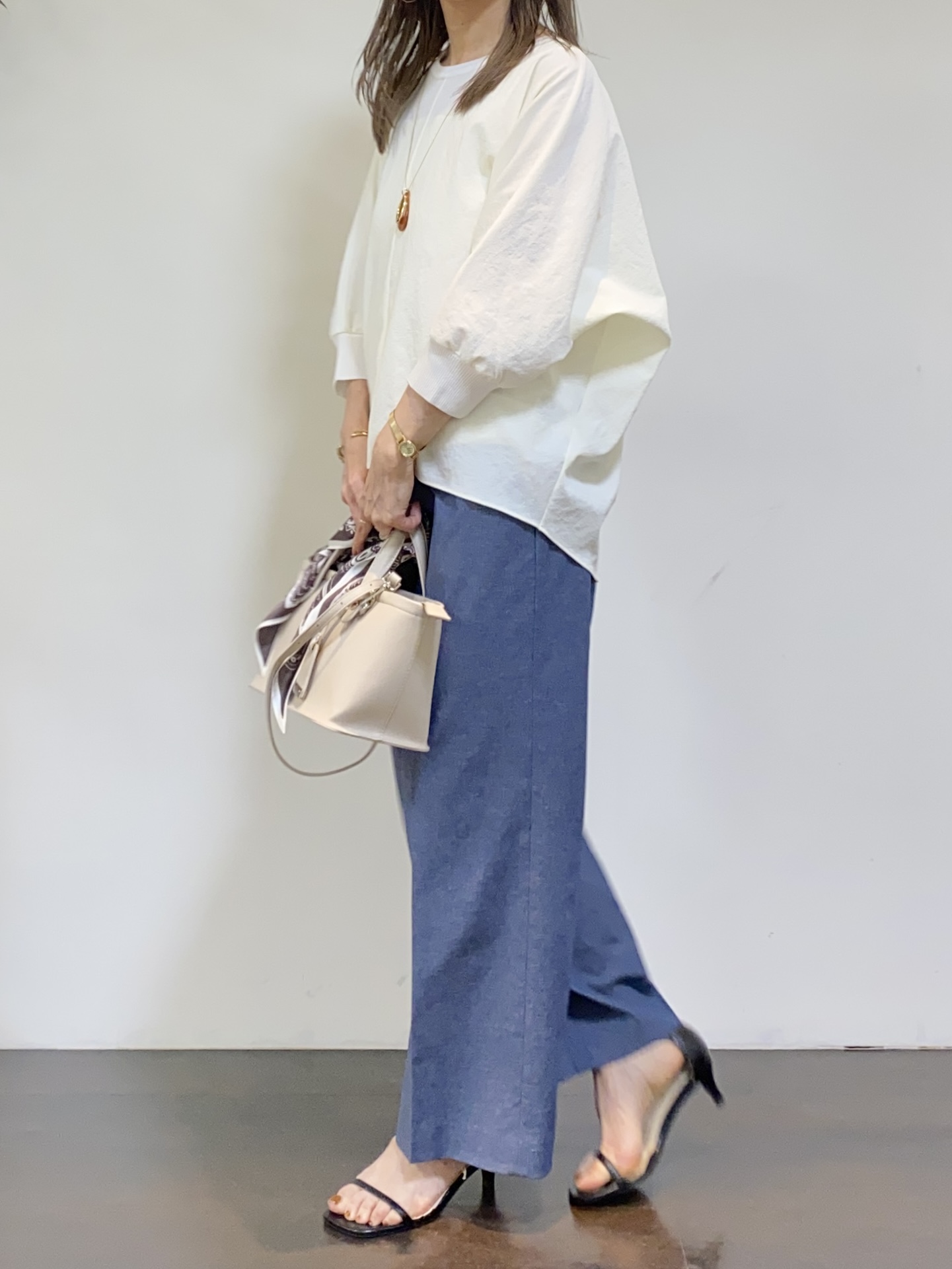 tomoさんの「UNTITLED｜【吸水速乾/UVカット】ドルマンスリーブブラウス」を使ったコーディネート