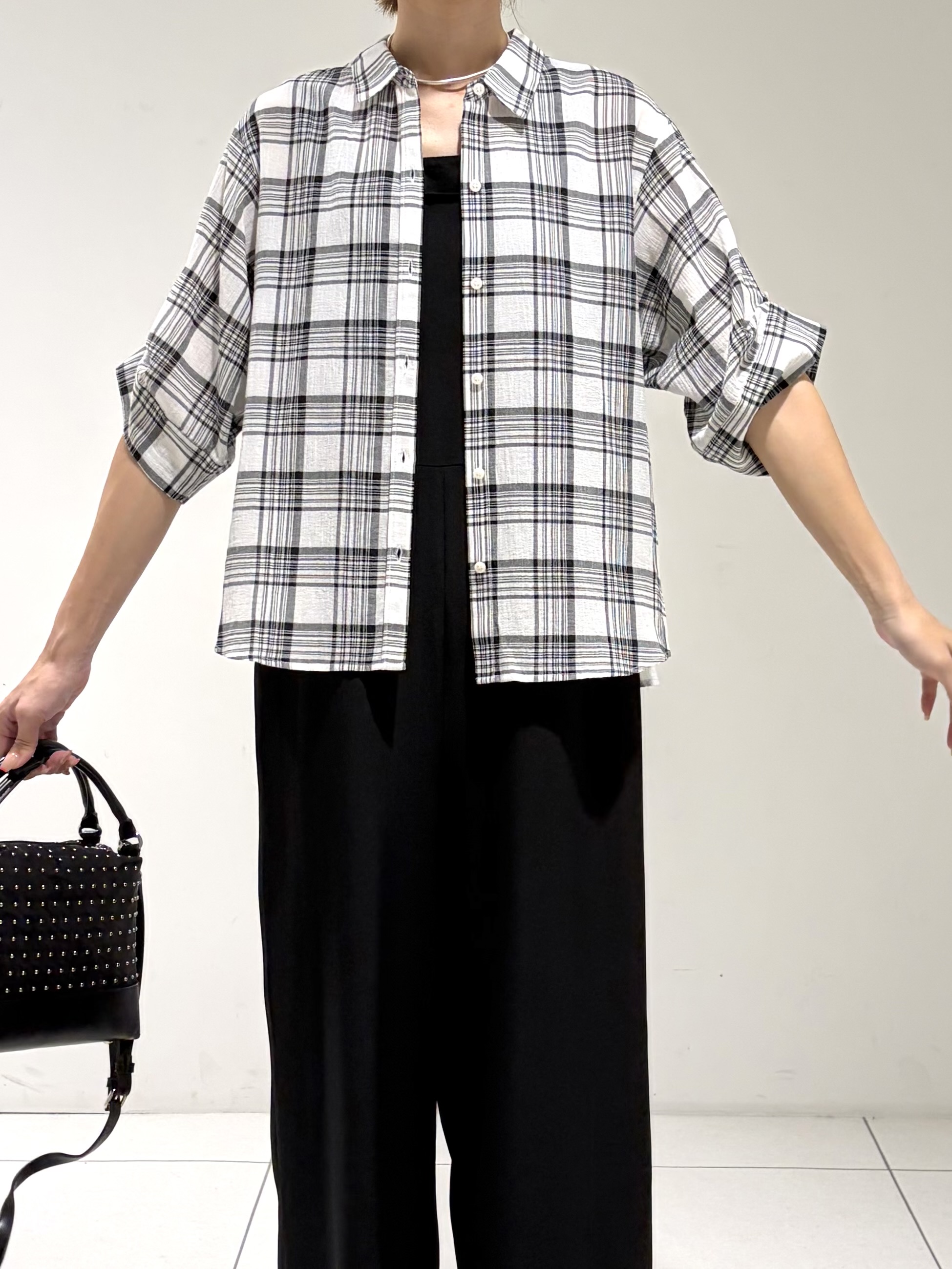 shioriさんの「INDIVI｜【コットン100％／透け感／2WAY】袖アレンジ チェックシャツ」を使ったコーディネート