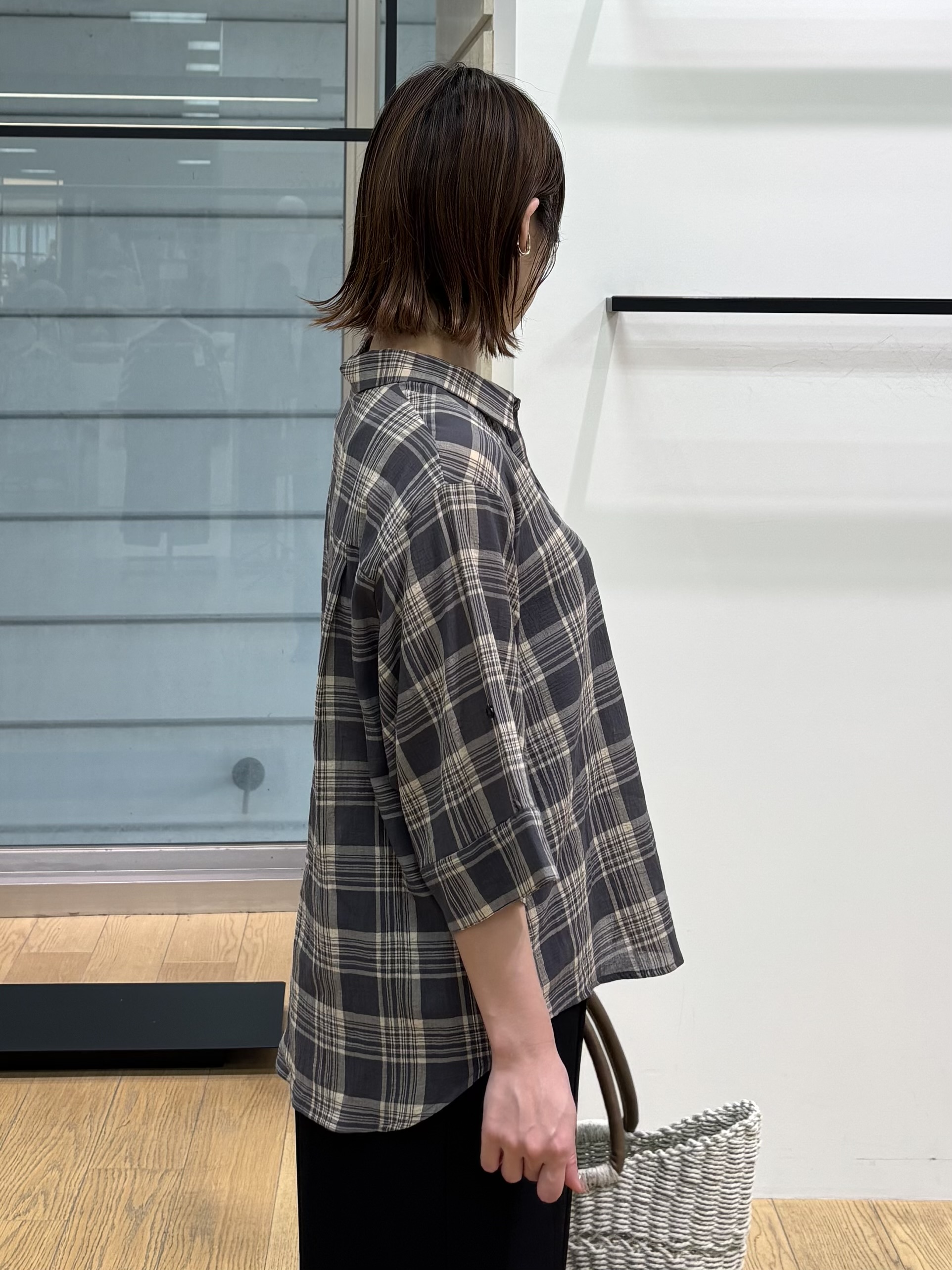 asamiさんの「INDIVI｜【コットン100％／透け感／2WAY】袖アレンジ チェックシャツ」を使ったコーディネート