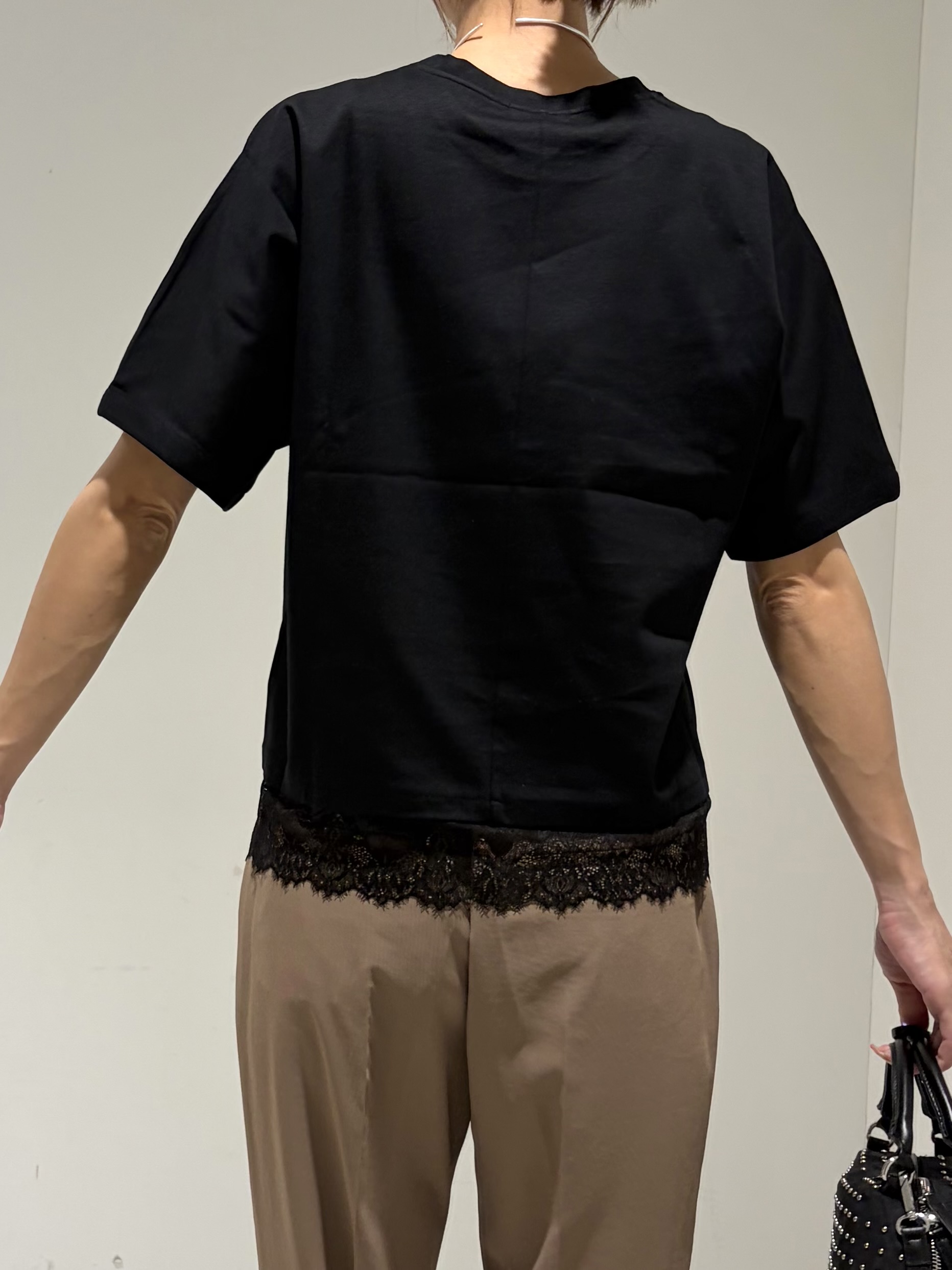 shioriさんの「INDIVI｜【汗ジミ防止／接触冷感】裾レースドルマンTシャツ」を使ったコーディネート