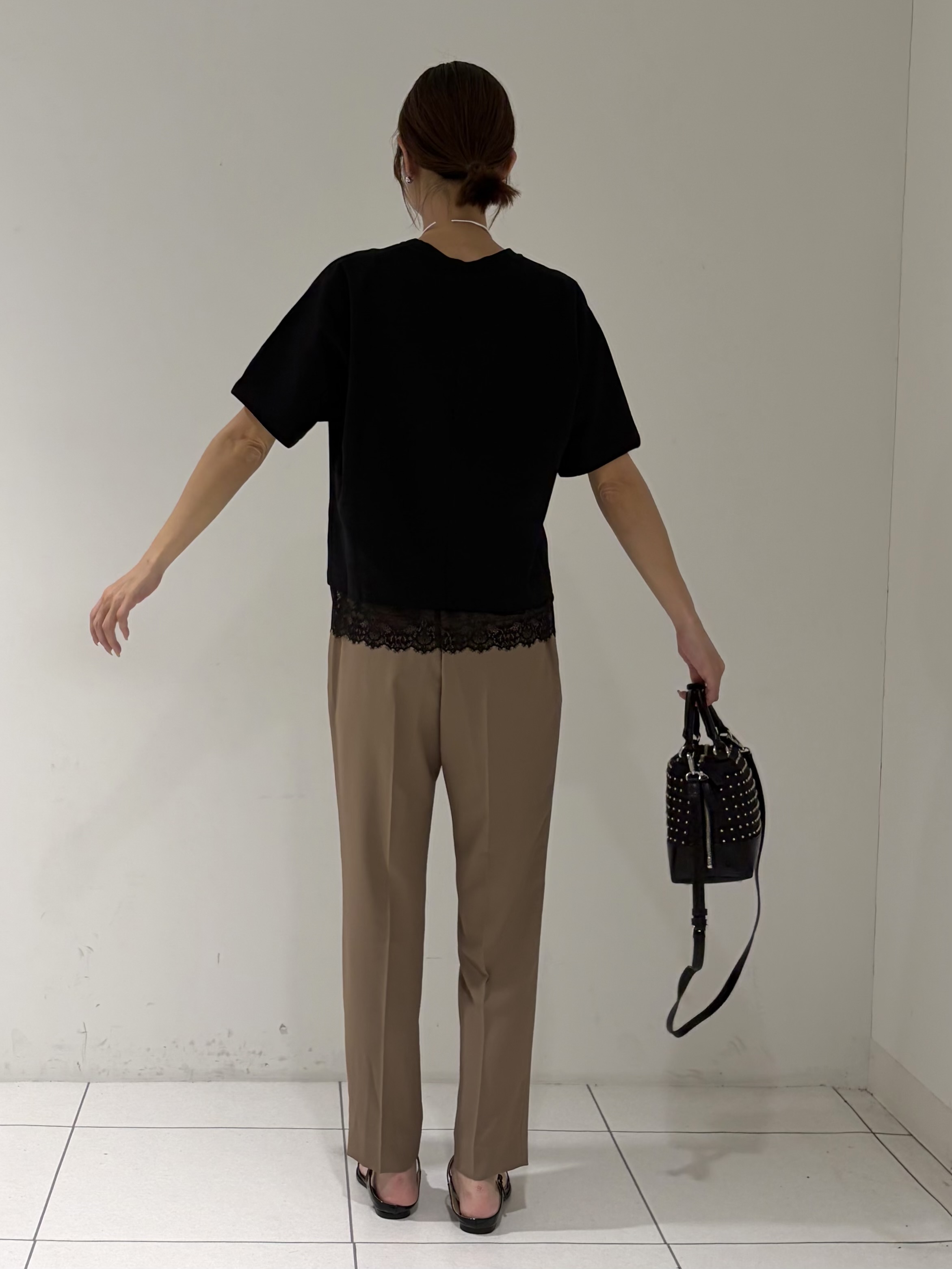 shioriさんの「INDIVI｜【汗ジミ防止／接触冷感】裾レースドルマンTシャツ」を使ったコーディネート