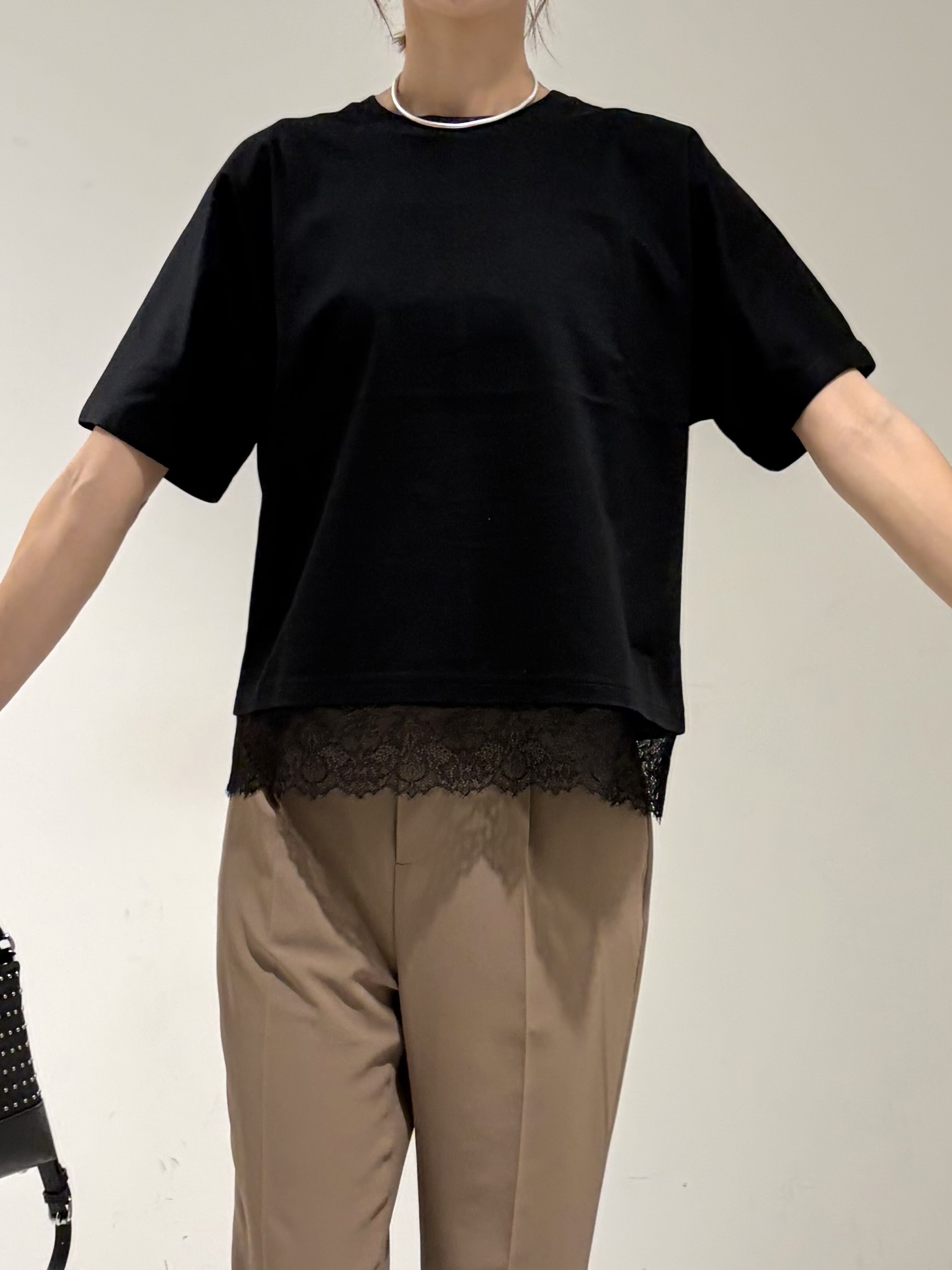 shioriさんの「INDIVI｜【汗ジミ防止／接触冷感】裾レースドルマンTシャツ」を使ったコーディネート