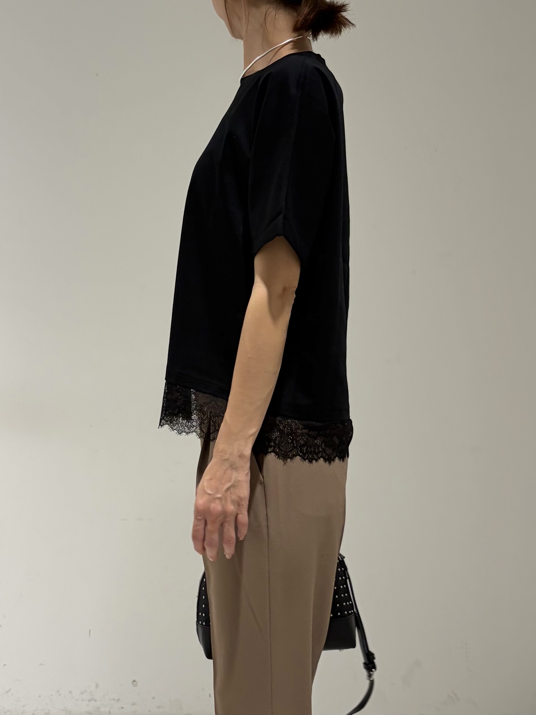 shioriさんの「INDIVI｜【汗ジミ防止／接触冷感】裾レースドルマンTシャツ」を使ったコーディネート
