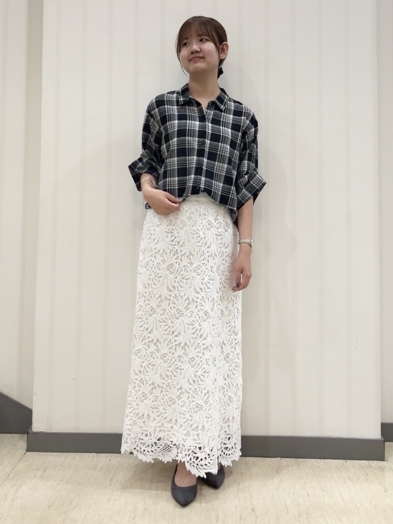 ちひさんの「INDIVI｜【コットン100％／透け感／2WAY】袖アレンジ チェックシャツ」を使ったコーディネート