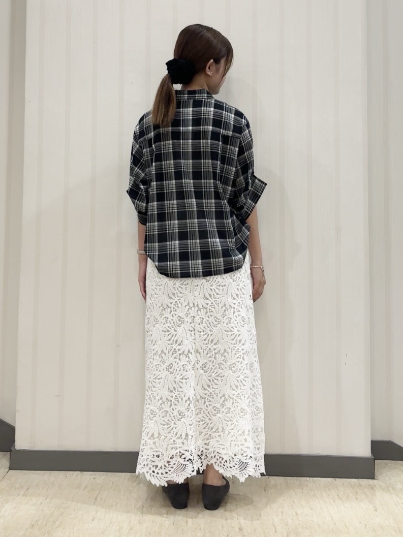 ちひさんの「INDIVI｜【コットン100％／透け感／2WAY】袖アレンジ チェックシャツ」を使ったコーディネート
