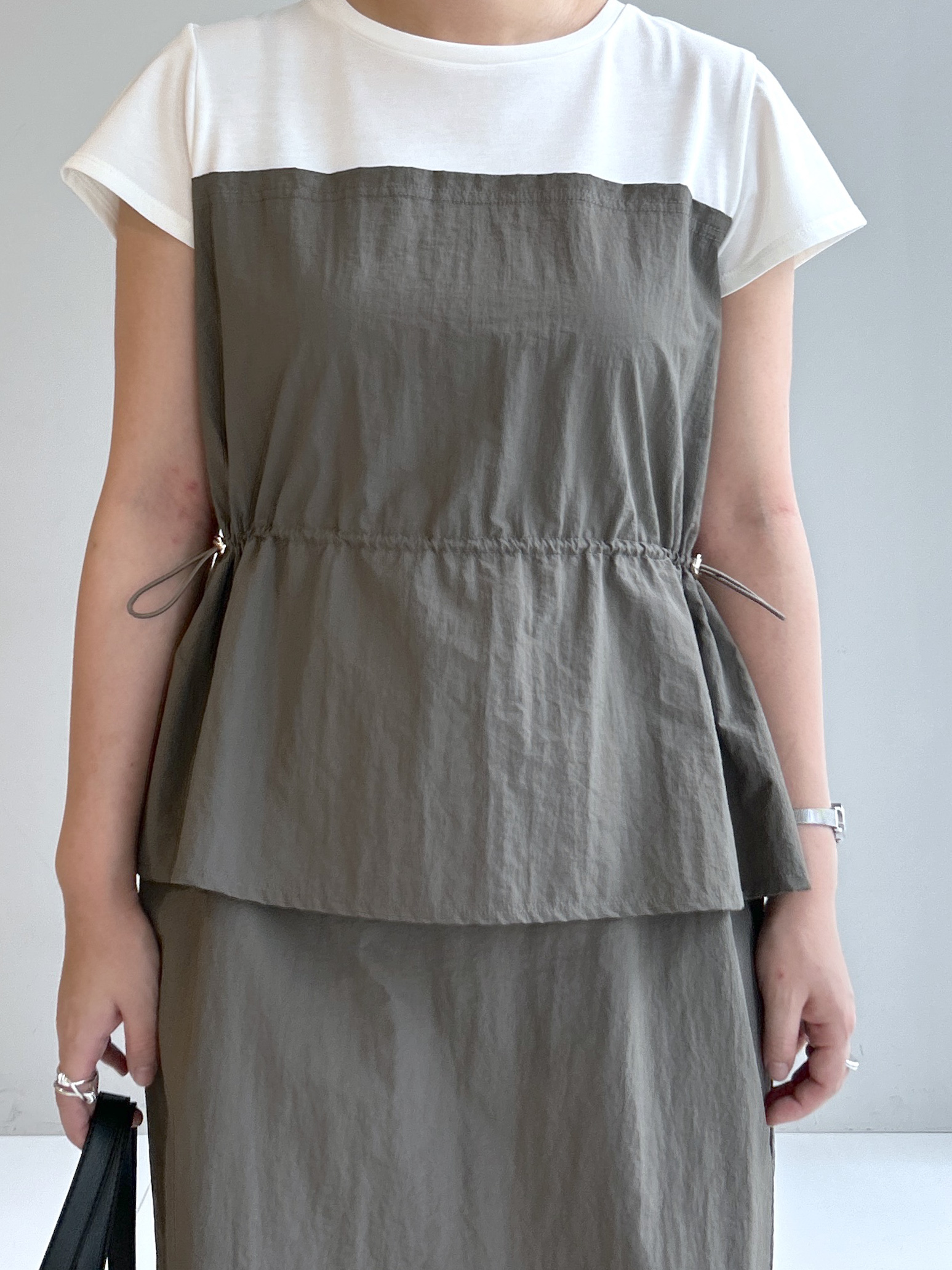 Hirokaさんの「grove｜【低身長さんも選べる着丈・洗濯機◎】1枚で旬顔！Tシャツドッキングドロストワンピース」を使ったコーディネート