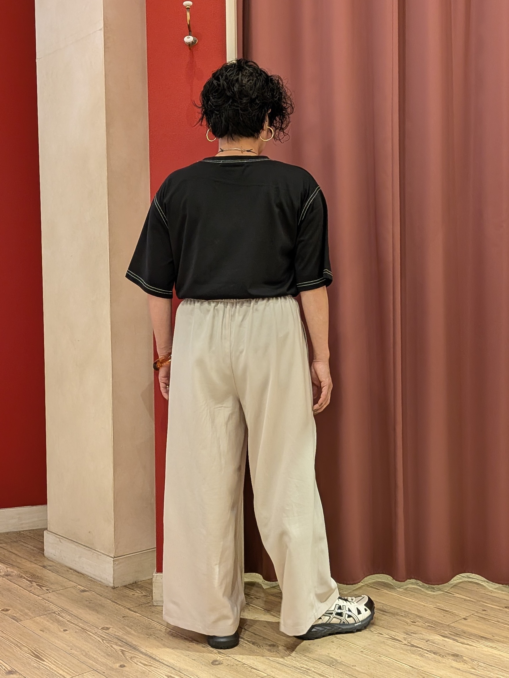 cameさんの「SHOO･LA･RUE｜【S-LL/体型カバー】インせず着られる 配色ステッチ 5分袖ロゴTシャツ」を使ったコーディネート