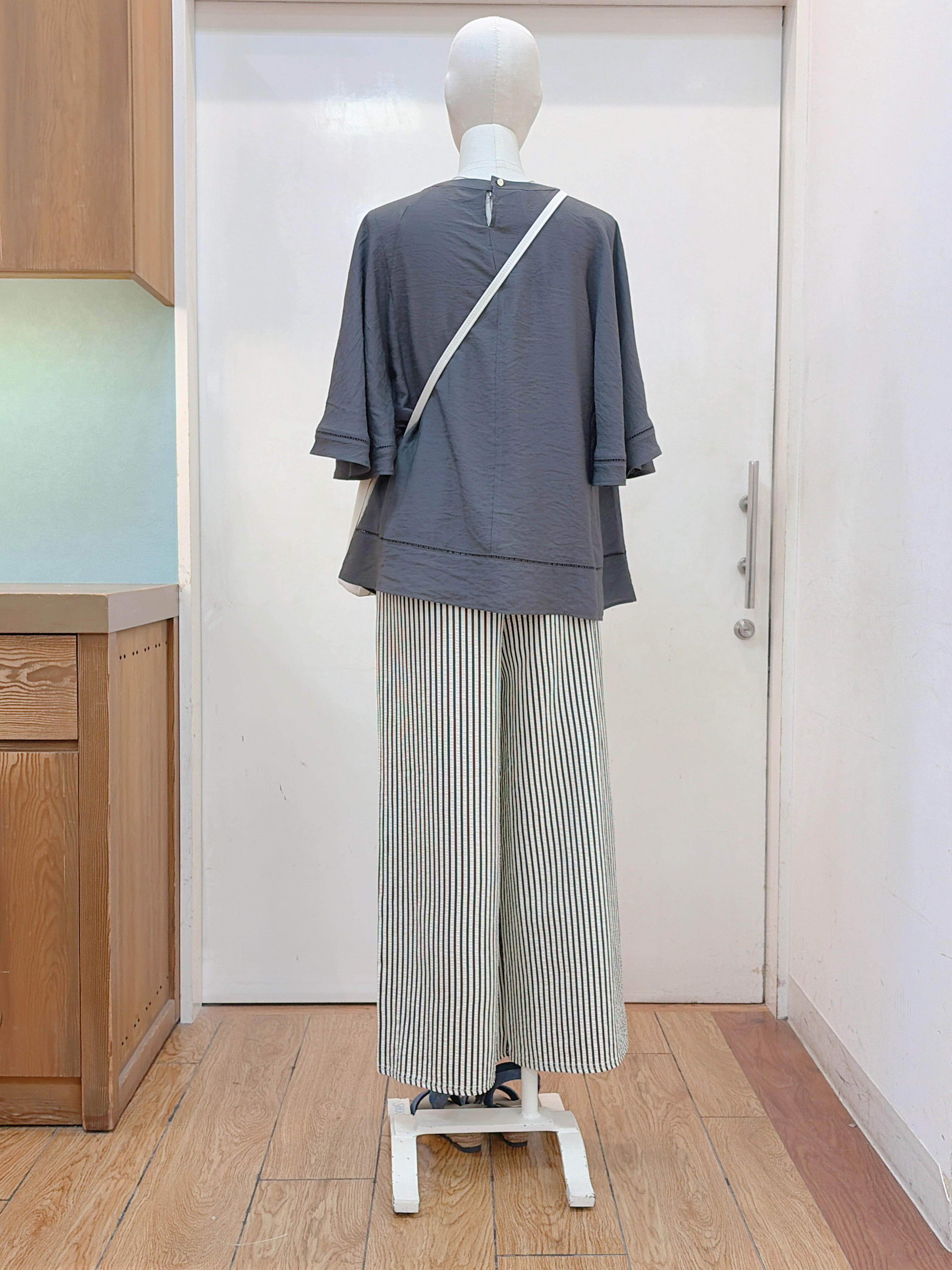 蒼さんの「SHOO･LA･RUE｜【S-LL/洗濯機可/体型カバー】はしごレースがポイント スラブポンチョ風ブラウス」を使ったコーディネート