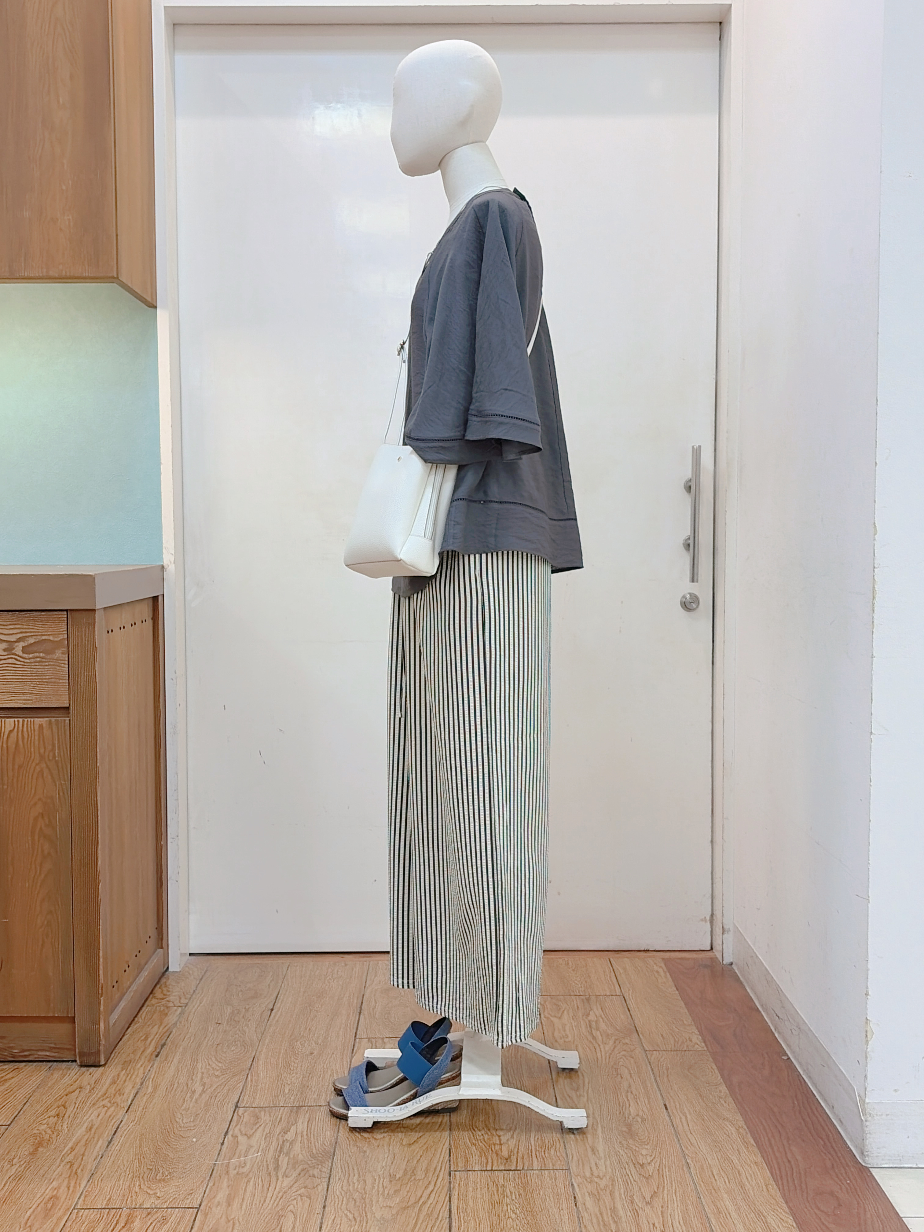 蒼さんの「SHOO･LA･RUE｜【S-LL/洗濯機可/体型カバー】はしごレースがポイント スラブポンチョ風ブラウス」を使ったコーディネート