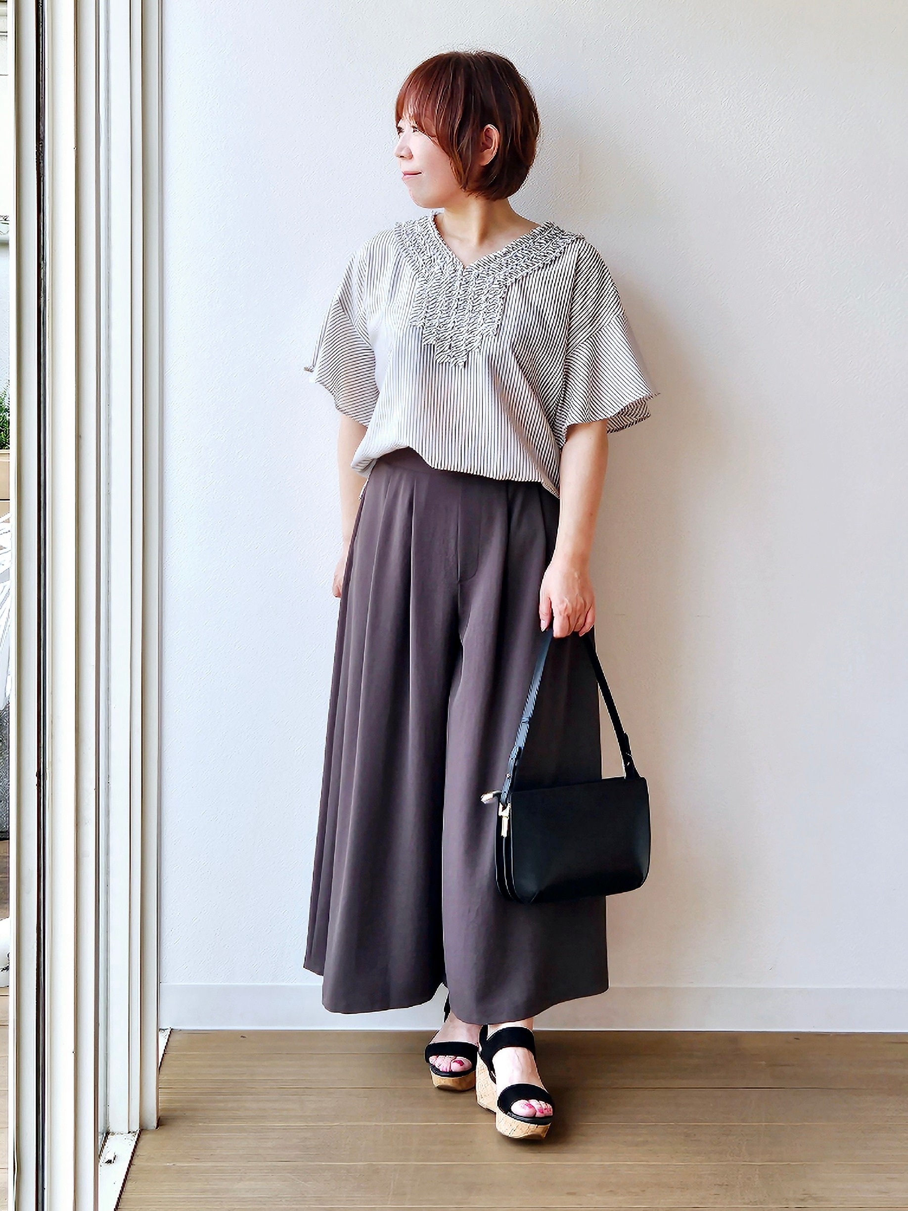 やじまさんの「UNTITLED｜【接触冷感/通気性/洗える】Vネックフリルブラウス」を使ったコーディネート
