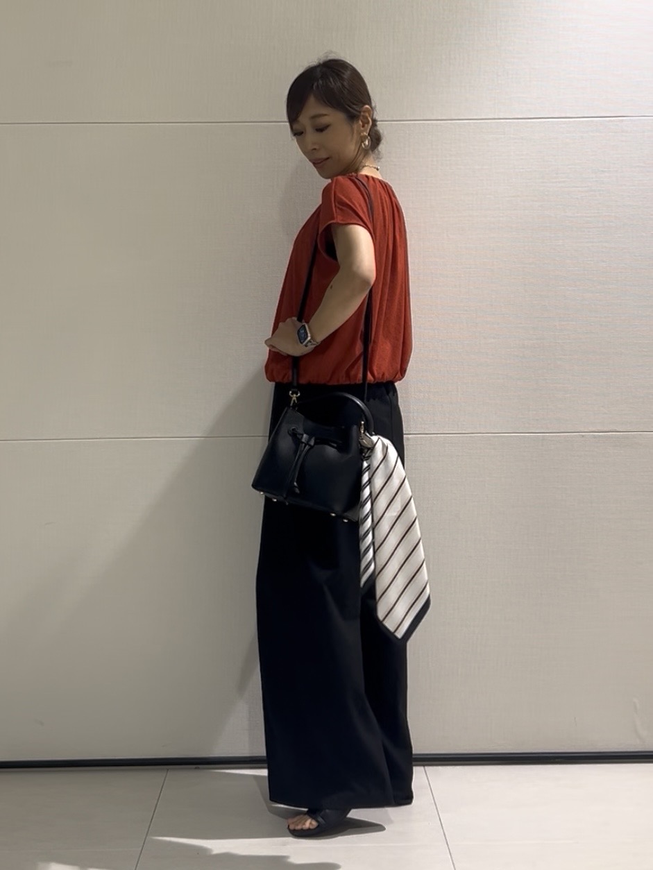 𝑹𝑶𝑴𝑰さんの「COUP DE CHANCE｜【手洗い可／日本製】フレンチスリーブトップス」を使ったコーディネート
