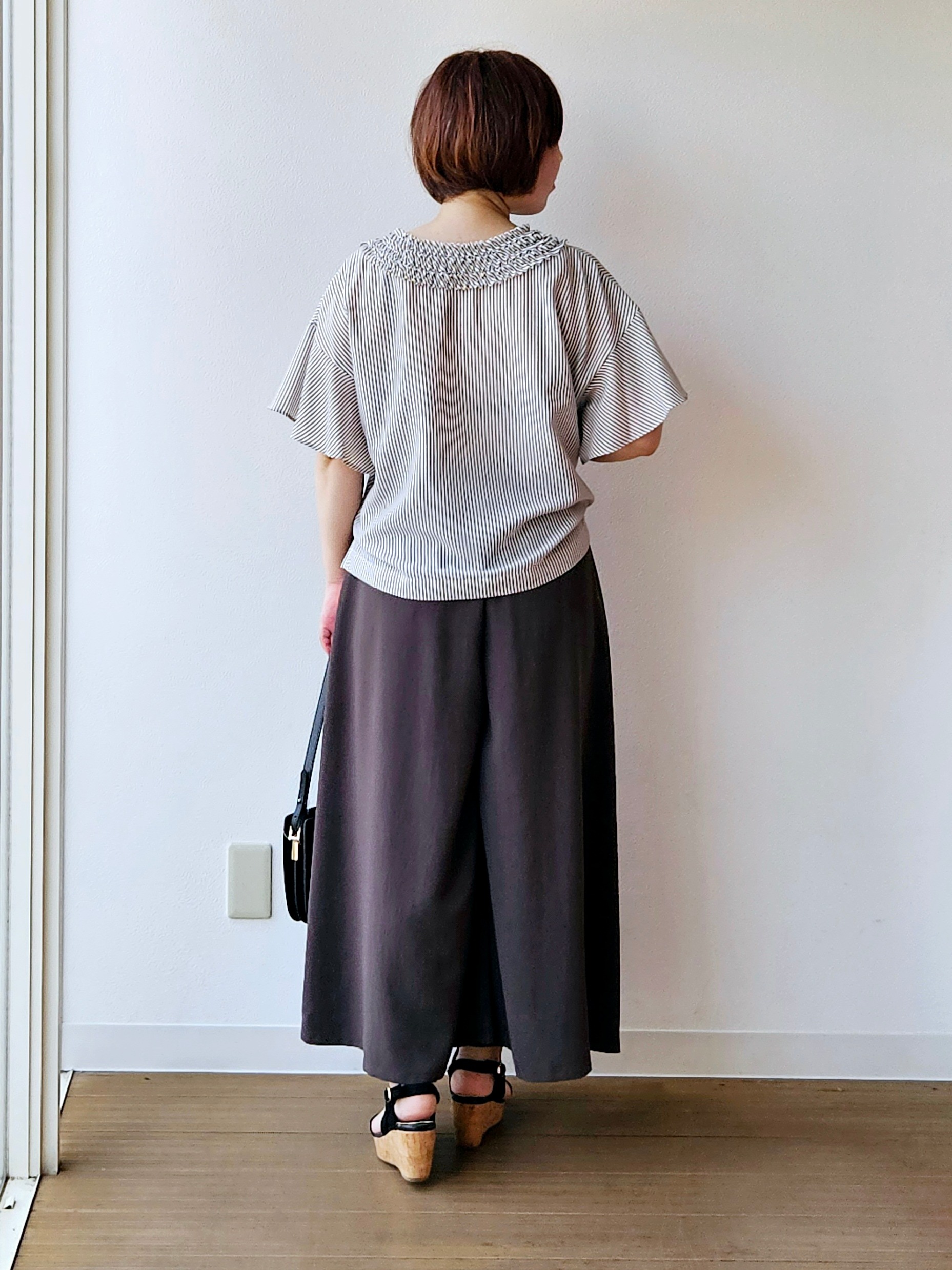 やじまさんの「UNTITLED｜【接触冷感/通気性/洗える】Vネックフリルブラウス」を使ったコーディネート