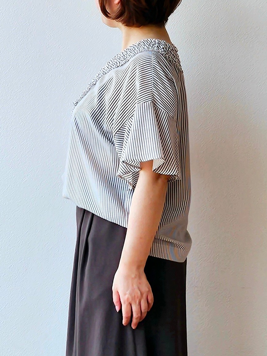 やじまさんの「UNTITLED｜【接触冷感/通気性/洗える】Vネックフリルブラウス」を使ったコーディネート