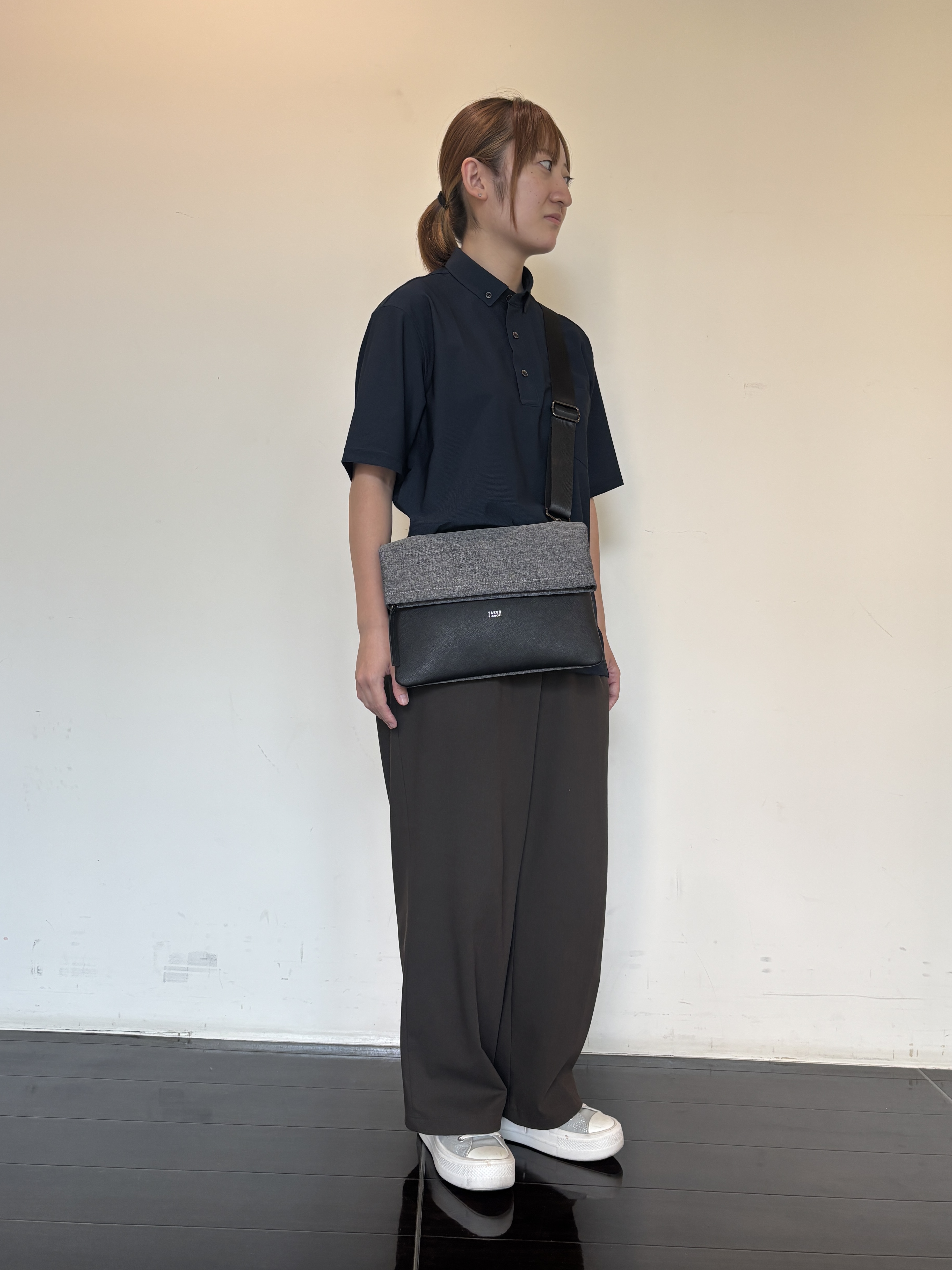 尾形千晴さんの「TAKEO KIKUCHI｜【通気性】AIR TOOL ポロシャツ」を使ったコーディネート
