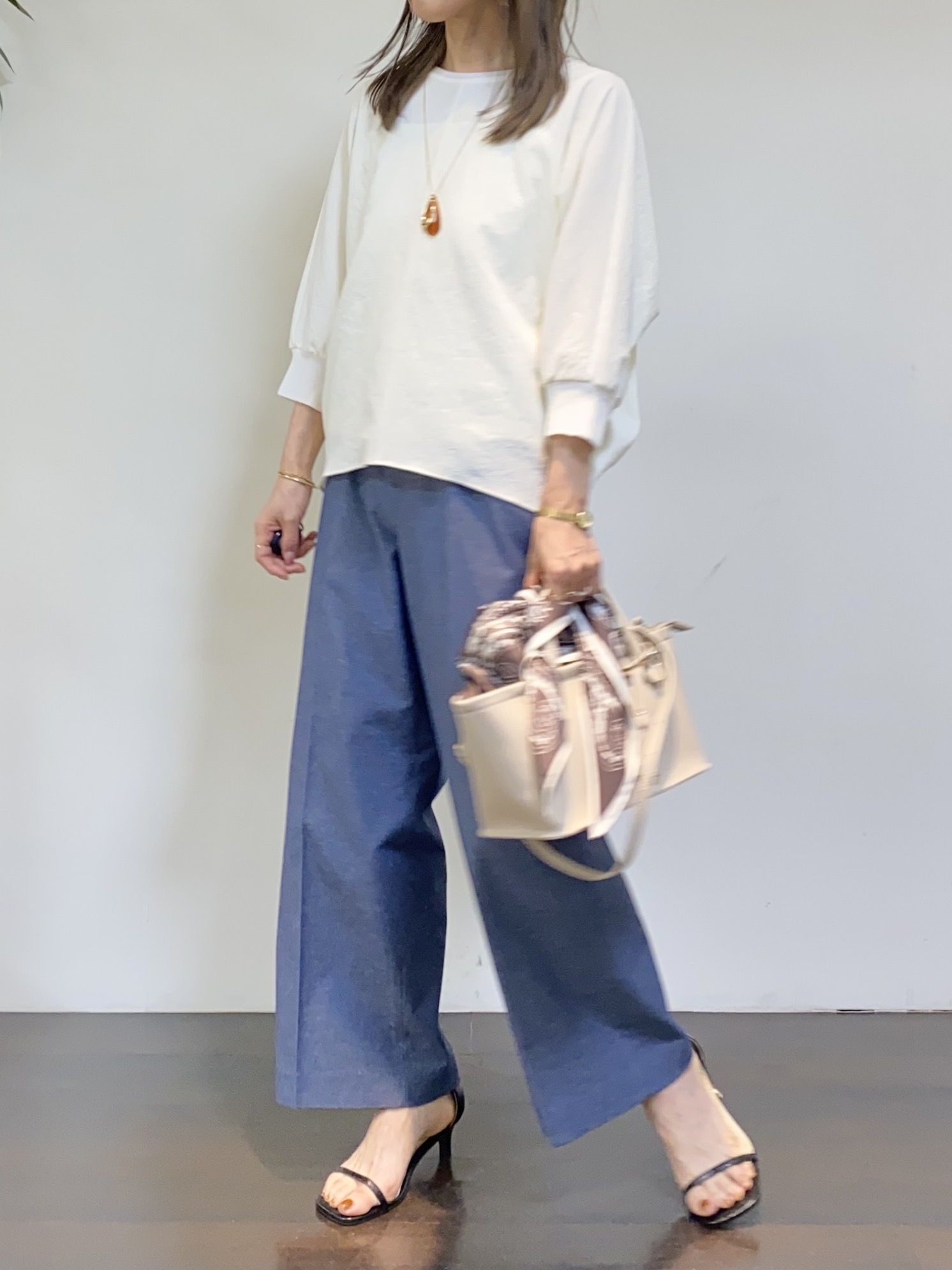 tomoさんの「UNTITLED｜【吸水速乾/UVカット】ドルマンスリーブブラウス」を使ったコーディネート