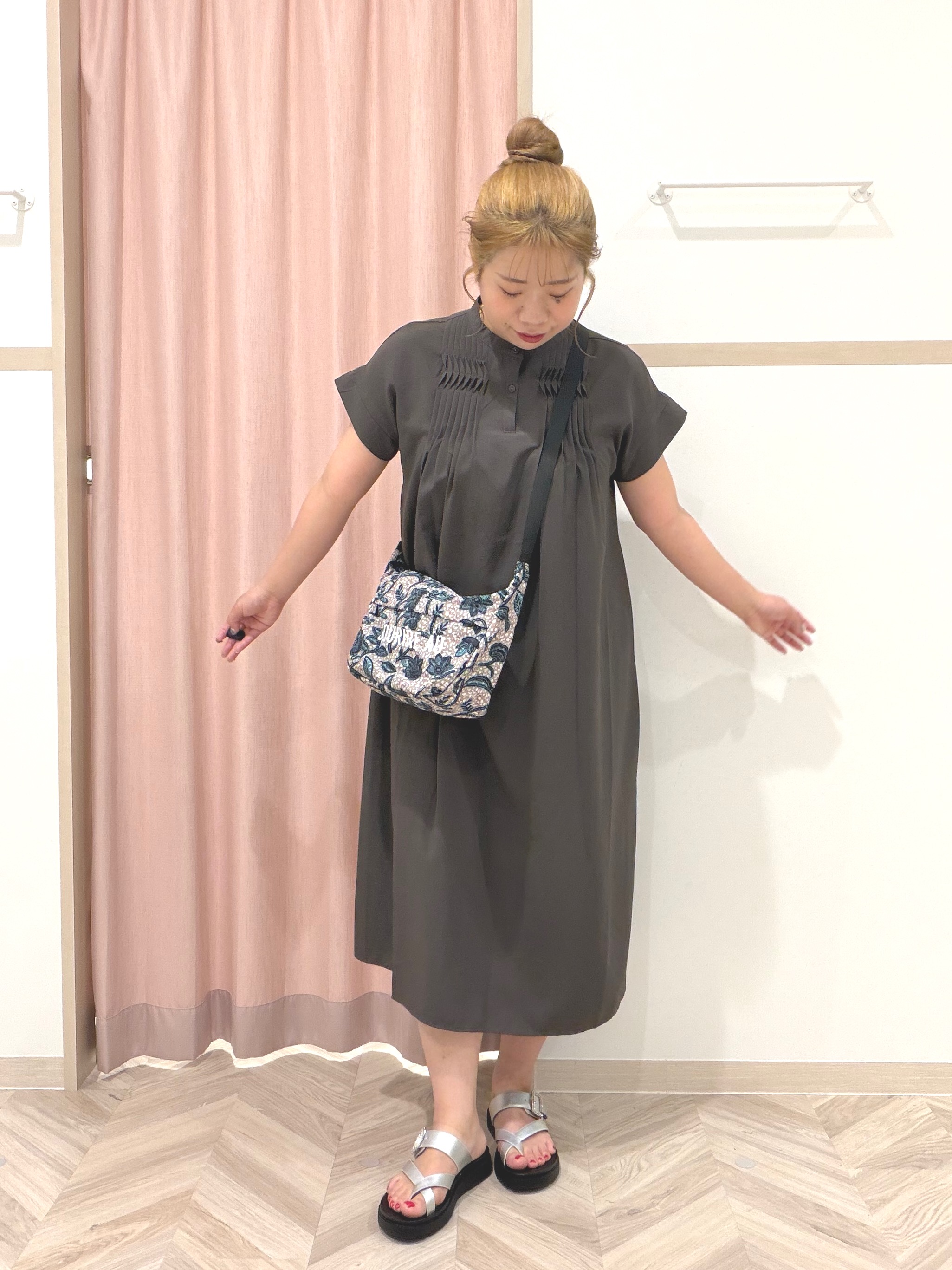 まちゃんなちゃんさんの「SHOO･LA･RUE｜【S-LL/洗濯機可】ピンタックデザインがサマ見え Aラインワンピース」を使ったコーディネート