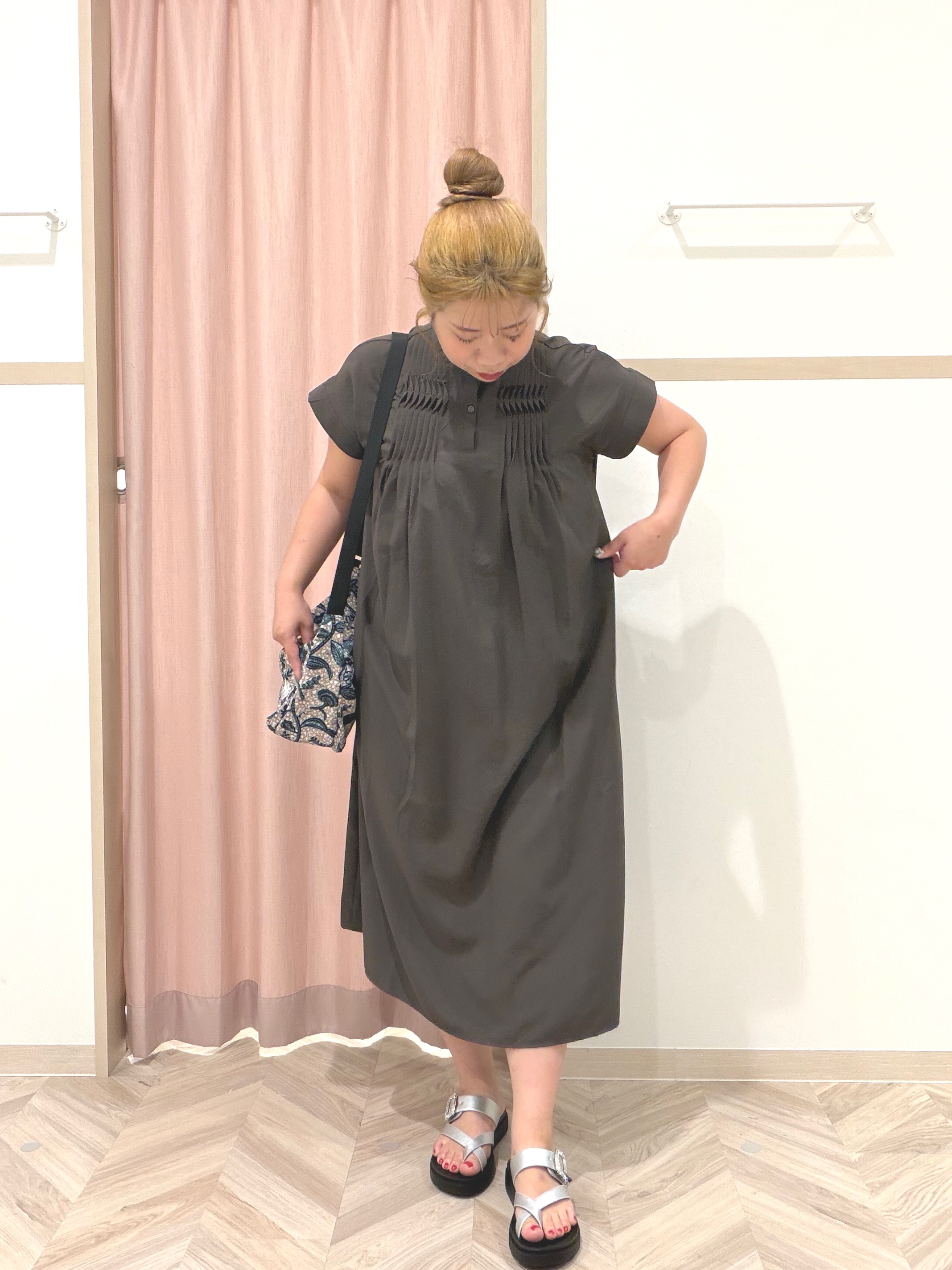 まちゃんなちゃんさんの「SHOO･LA･RUE｜【S-LL/洗濯機可】ピンタックデザインがサマ見え Aラインワンピース」を使ったコーディネート