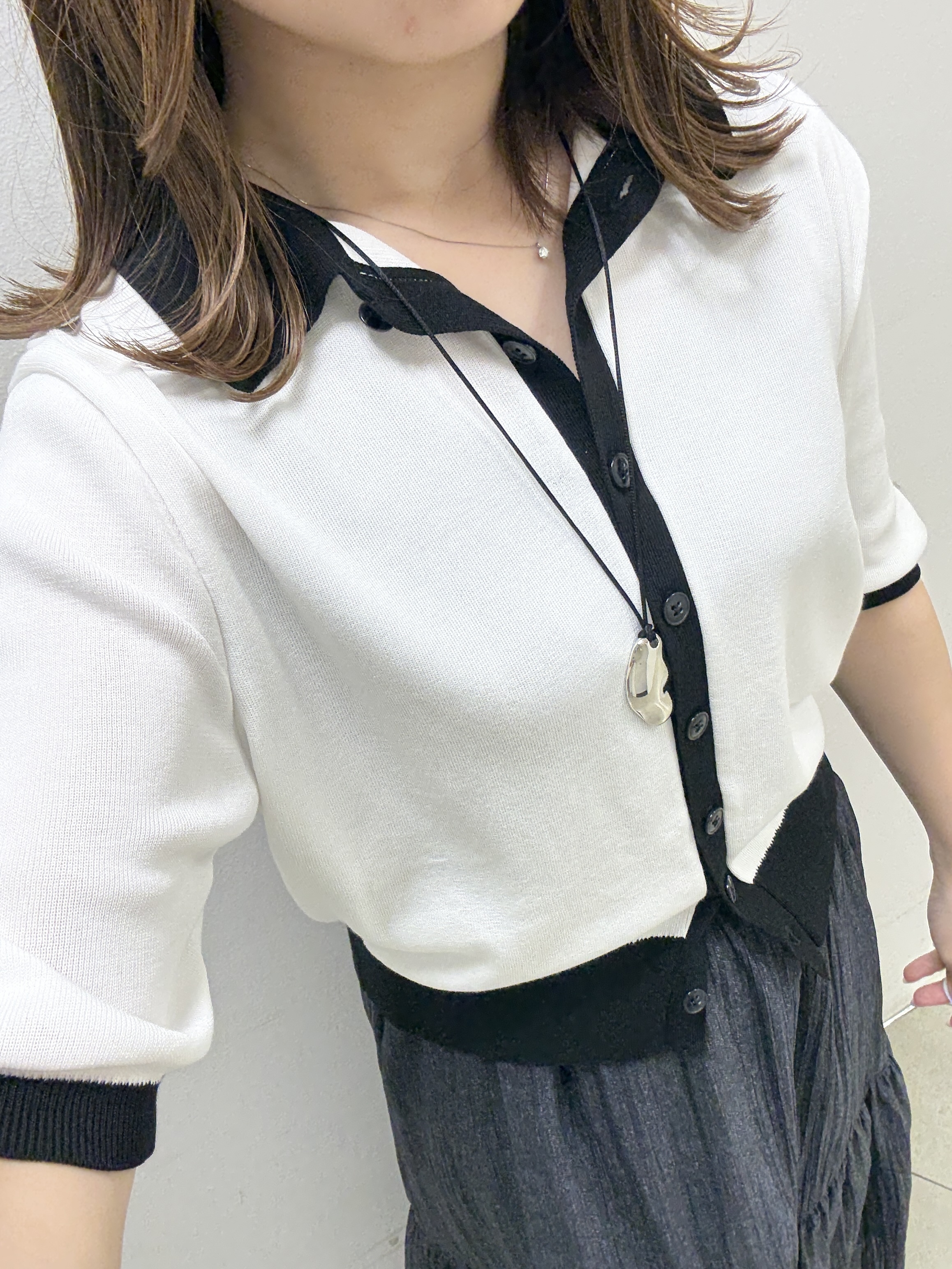 kahoさんの「INDIVI｜【バイカラー】衿付きシャツ風ニット」を使ったコーディネート