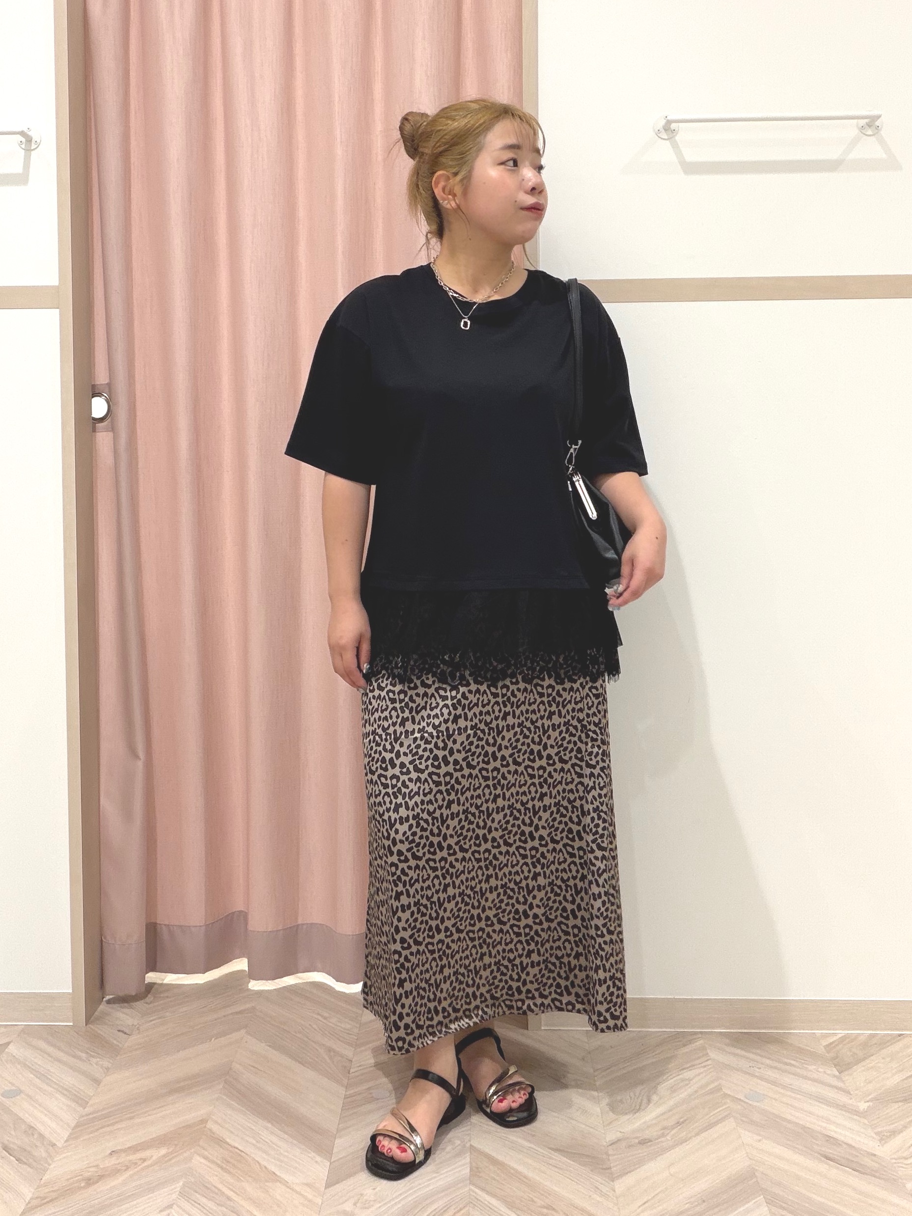 まちゃんなちゃんさんの「SHOO･LA･RUE｜【UV/抗菌防臭/S-LL】1枚でサマ見え 裾レースTシャツ」を使ったコーディネート
