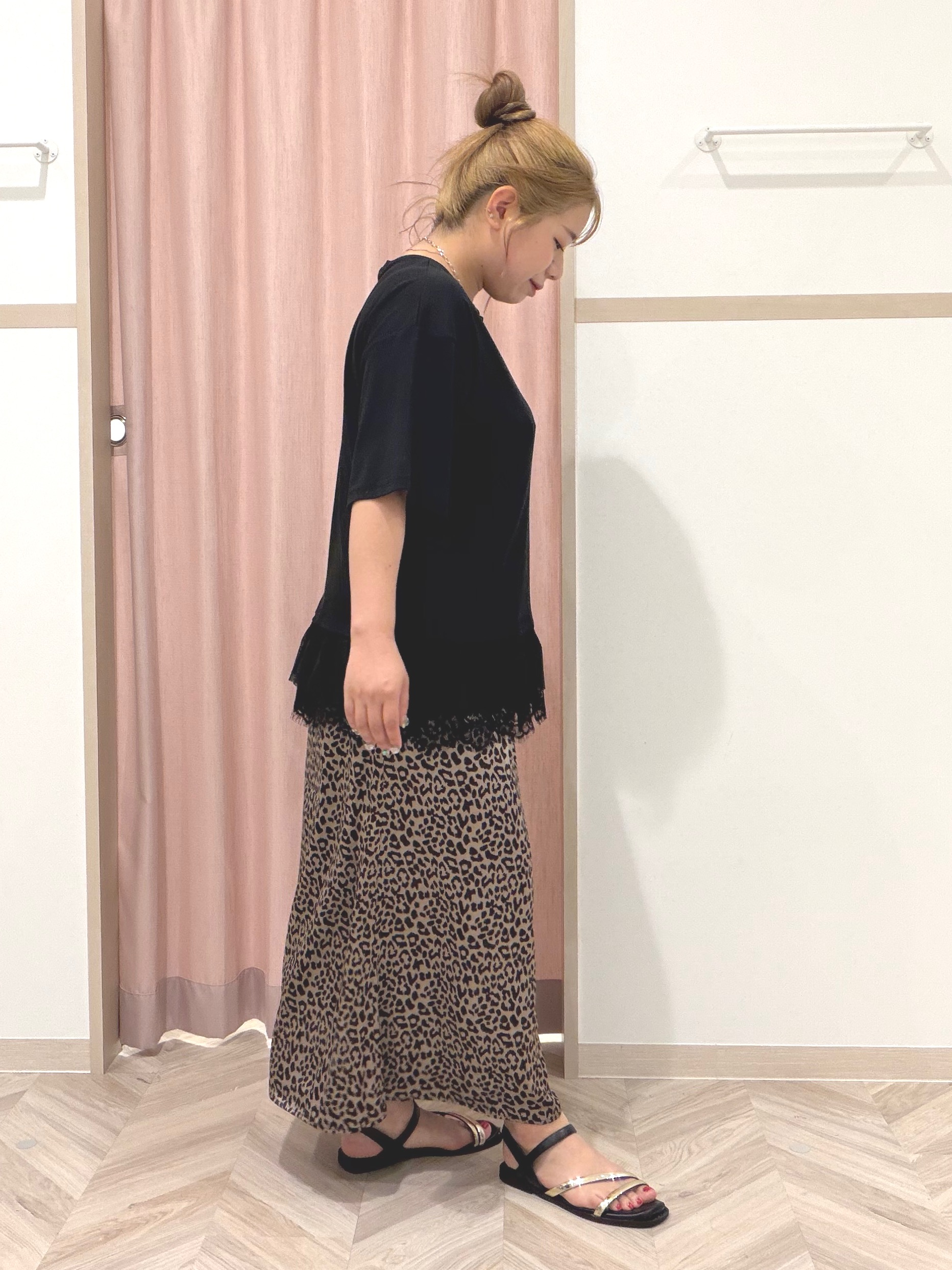 まちゃんなちゃんさんの「SHOO･LA･RUE｜【UV/抗菌防臭/S-LL】1枚でサマ見え 裾レースTシャツ」を使ったコーディネート