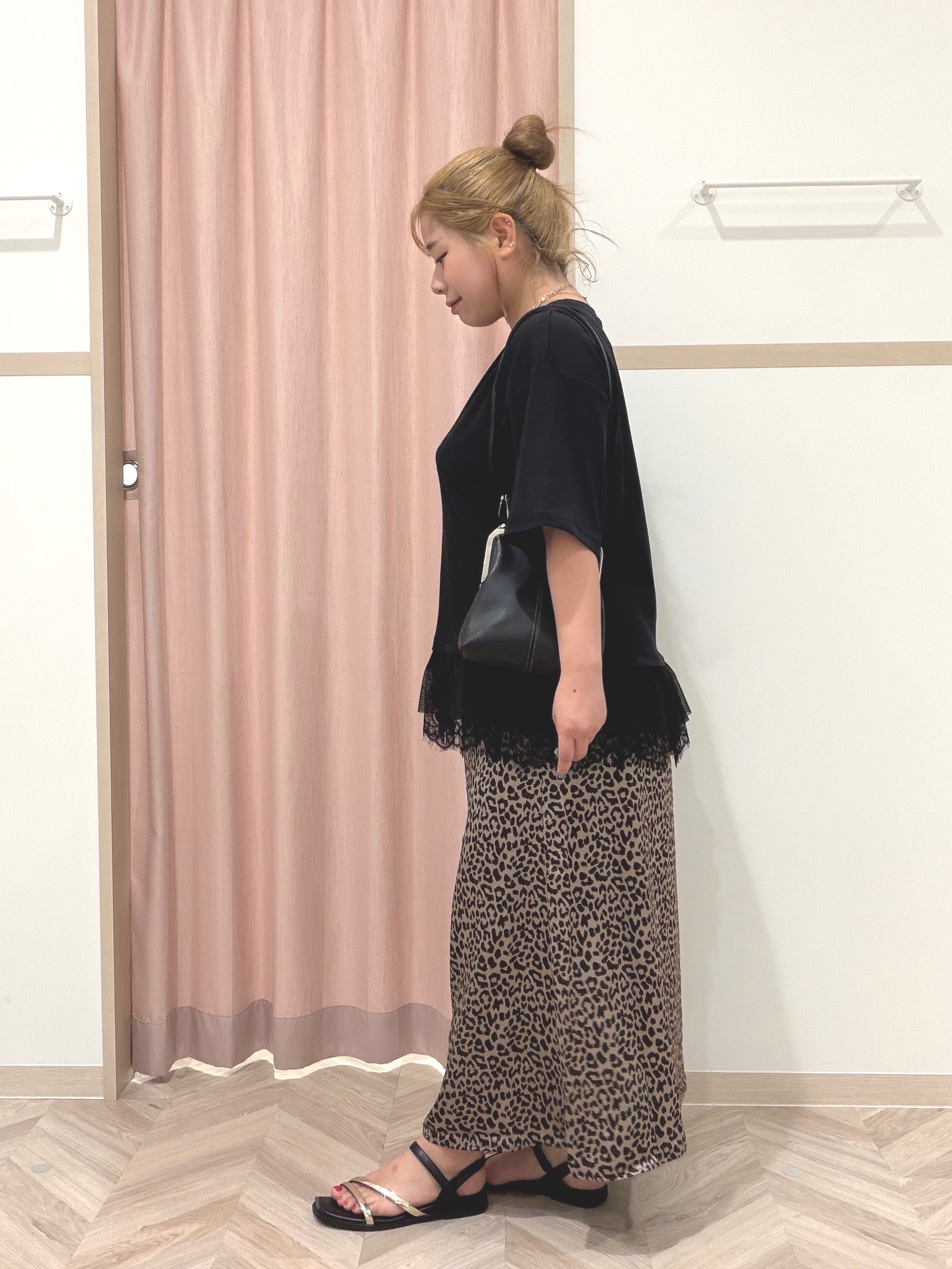 まちゃんなちゃんさんの「SHOO･LA･RUE｜【UV/抗菌防臭/S-LL】1枚でサマ見え 裾レースTシャツ」を使ったコーディネート