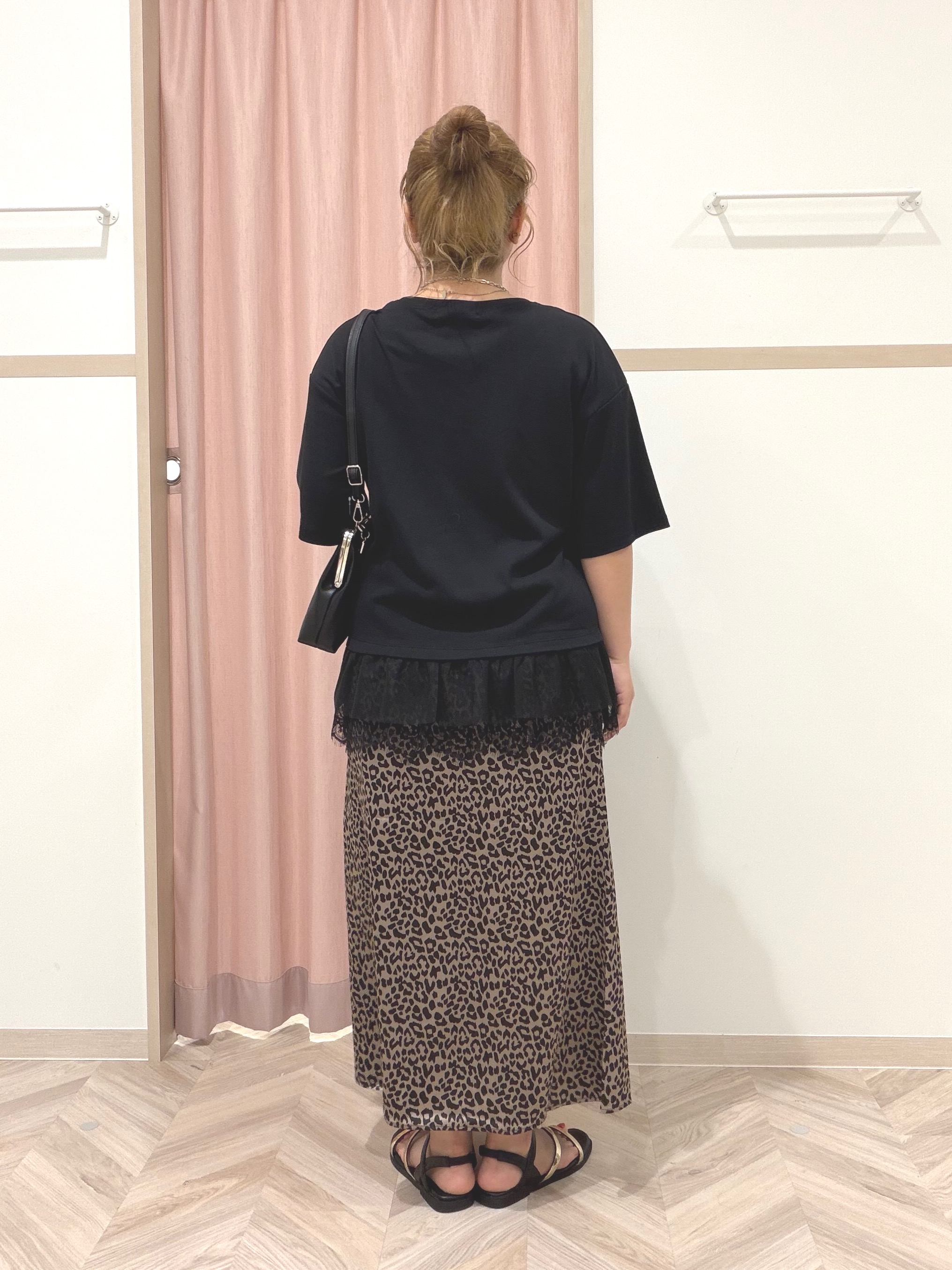 まちゃんなちゃんさんの「SHOO･LA･RUE｜【UV/抗菌防臭/S-LL】1枚でサマ見え 裾レースTシャツ」を使ったコーディネート