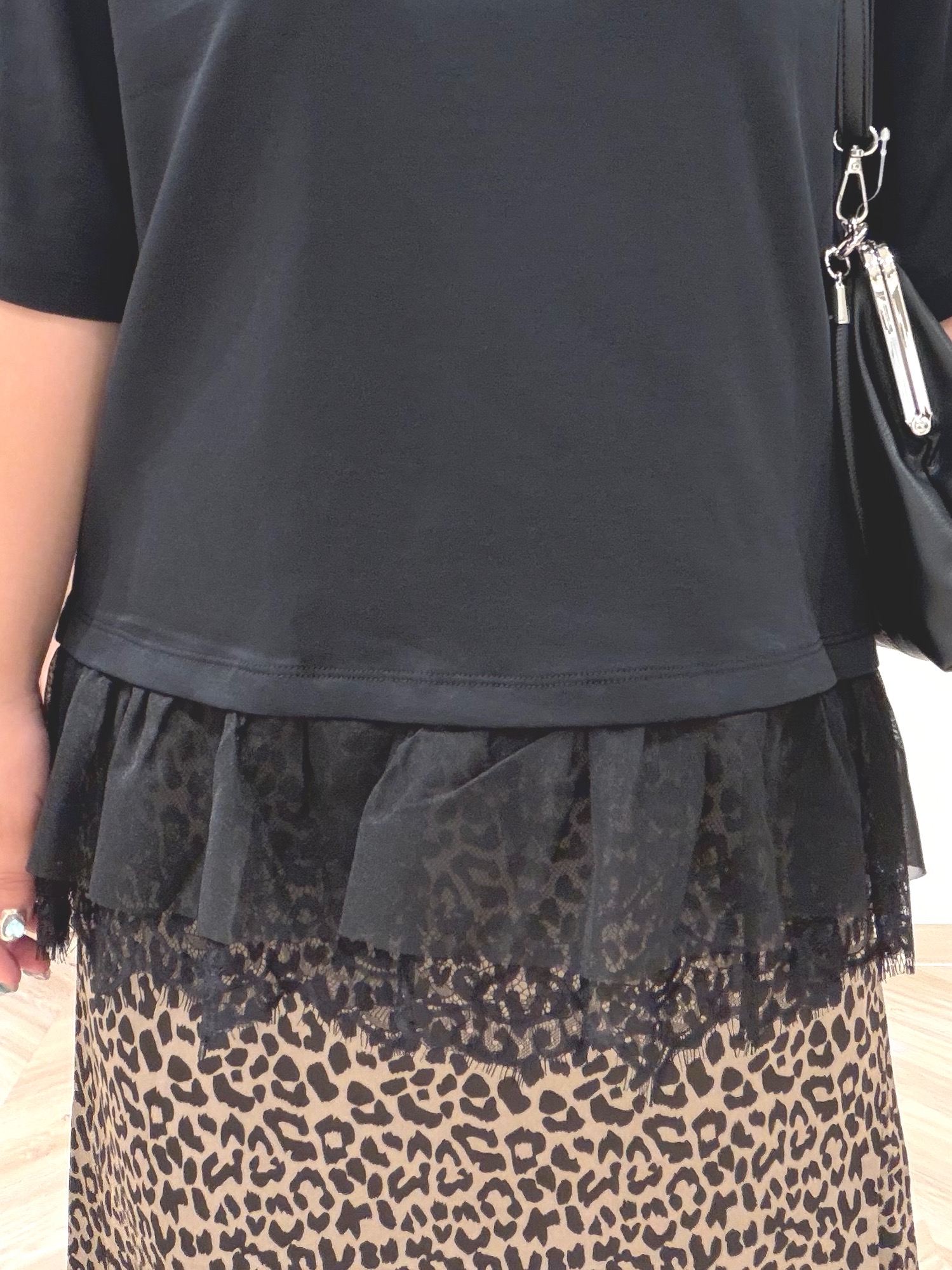 まちゃんなちゃんさんの「SHOO･LA･RUE｜【UV/抗菌防臭/S-LL】1枚でサマ見え 裾レースTシャツ」を使ったコーディネート