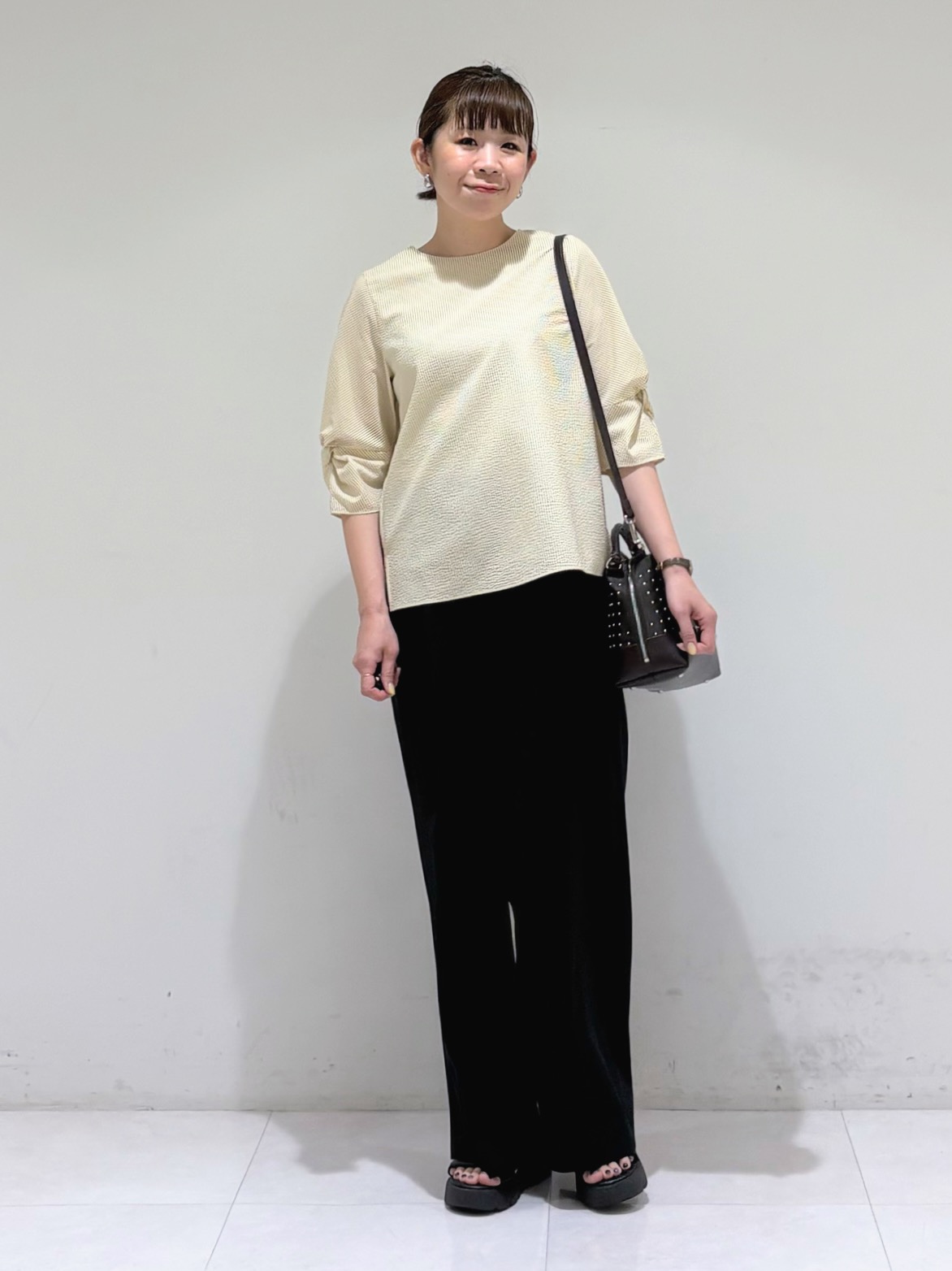 tsuyuさんの「INDIVI｜【楽ちん出し入れ】ミニスタッズ 2WAYハンドバッグ」を使ったコーディネート