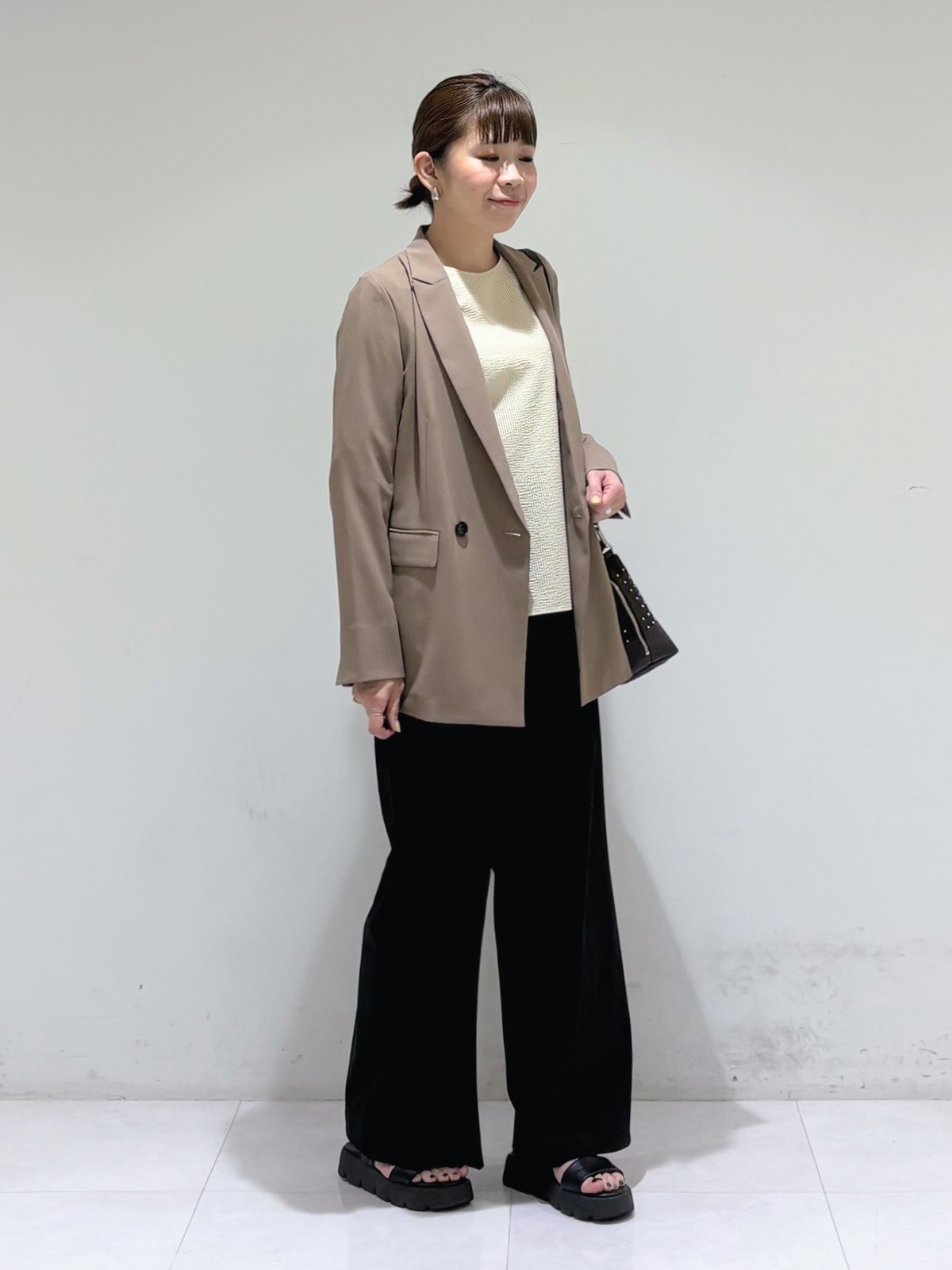 tsuyuさんの「INDIVI｜【楽ちん出し入れ】ミニスタッズ 2WAYハンドバッグ」を使ったコーディネート