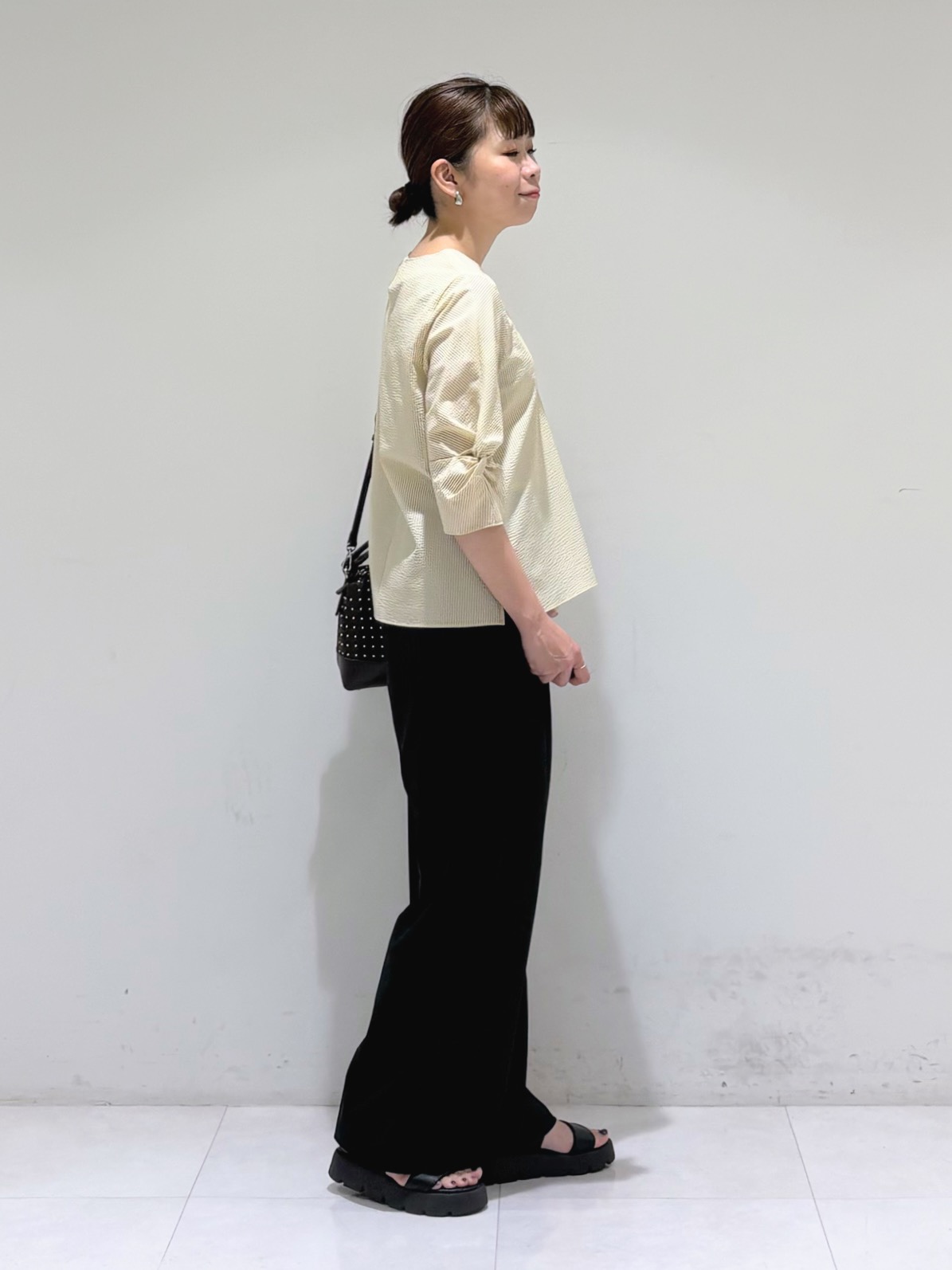 tsuyuさんの「INDIVI｜【楽ちん出し入れ】ミニスタッズ 2WAYハンドバッグ」を使ったコーディネート