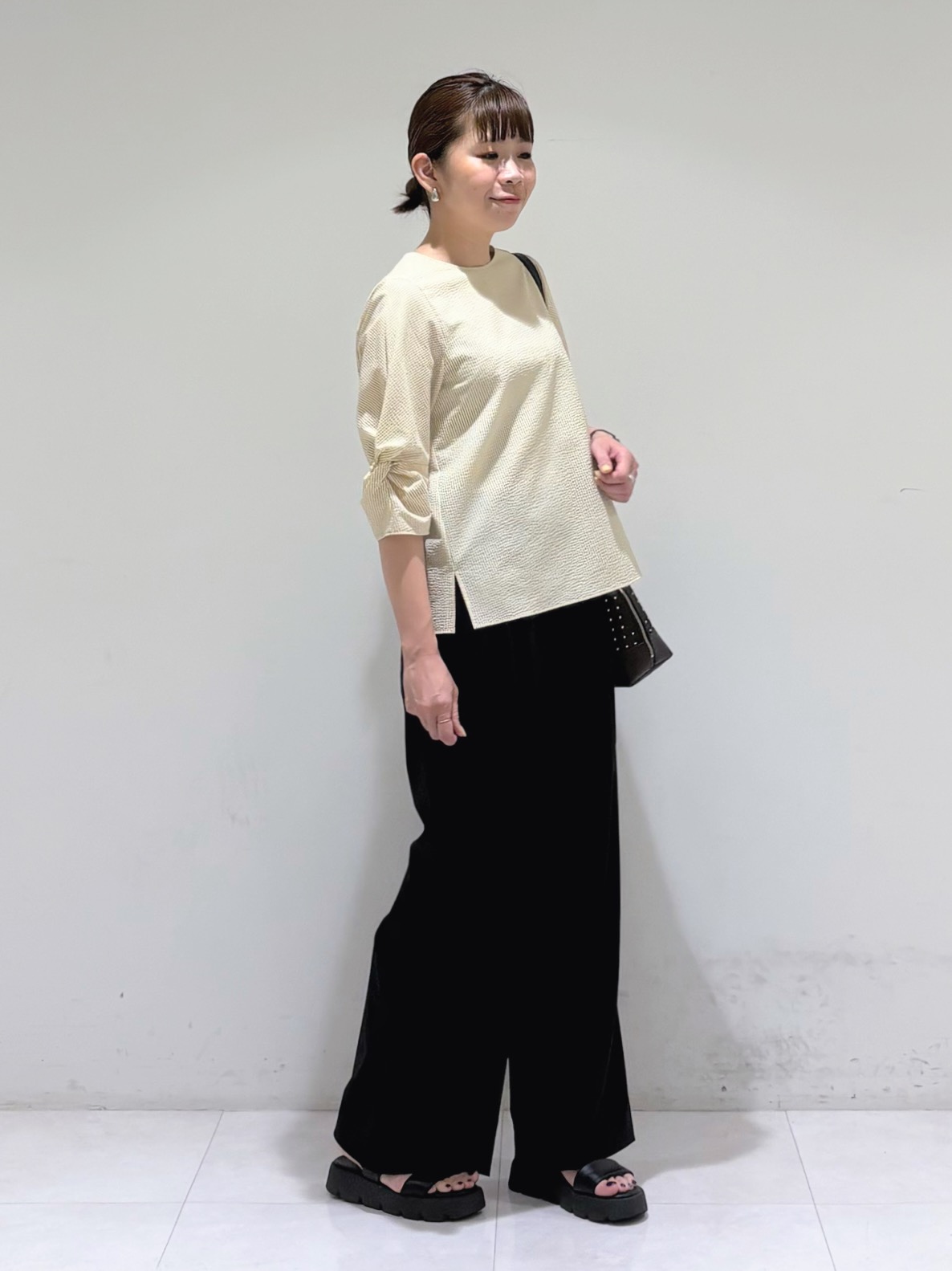 tsuyuさんの「INDIVI｜【楽ちん出し入れ】ミニスタッズ 2WAYハンドバッグ」を使ったコーディネート